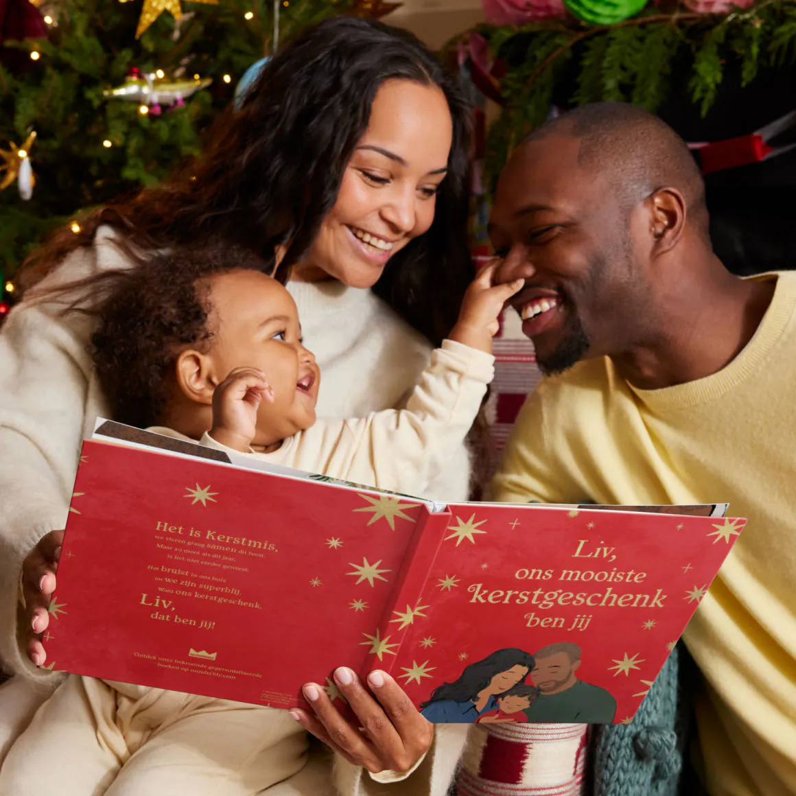 Een kind en de ouders lezen het gepersonaliseerde boek - Het mooiste kerstgeschenk