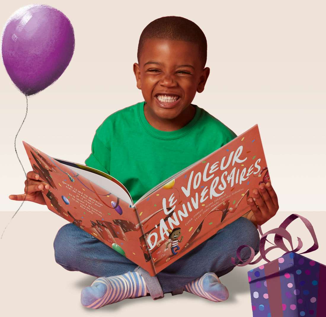 Des enfants lisant Le voleur d'anniversaires en souriant
