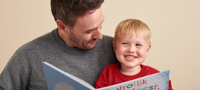 baby en vader lezen van een boek