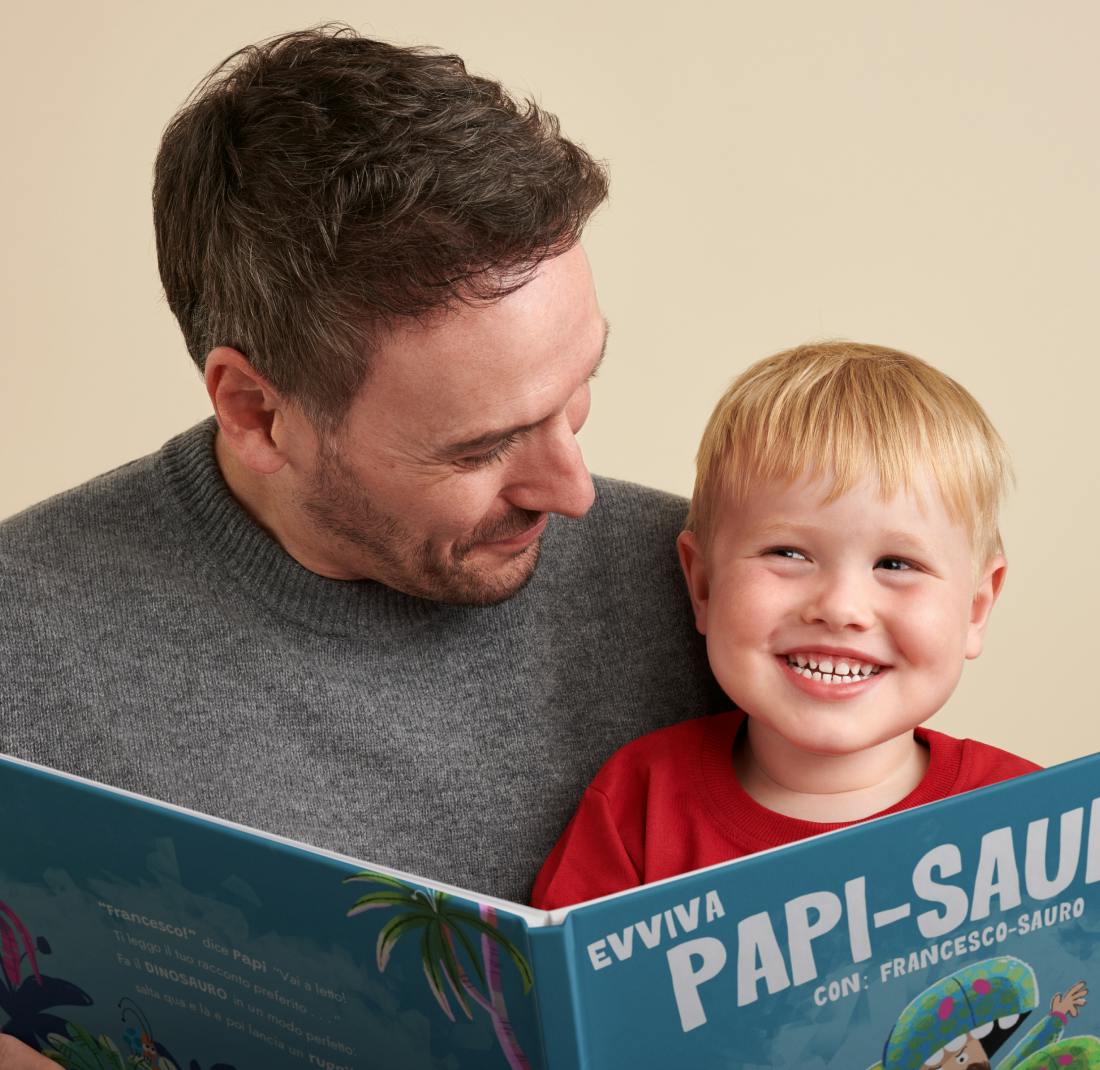 Una bambina e un papà leggono il libro personalizzato
