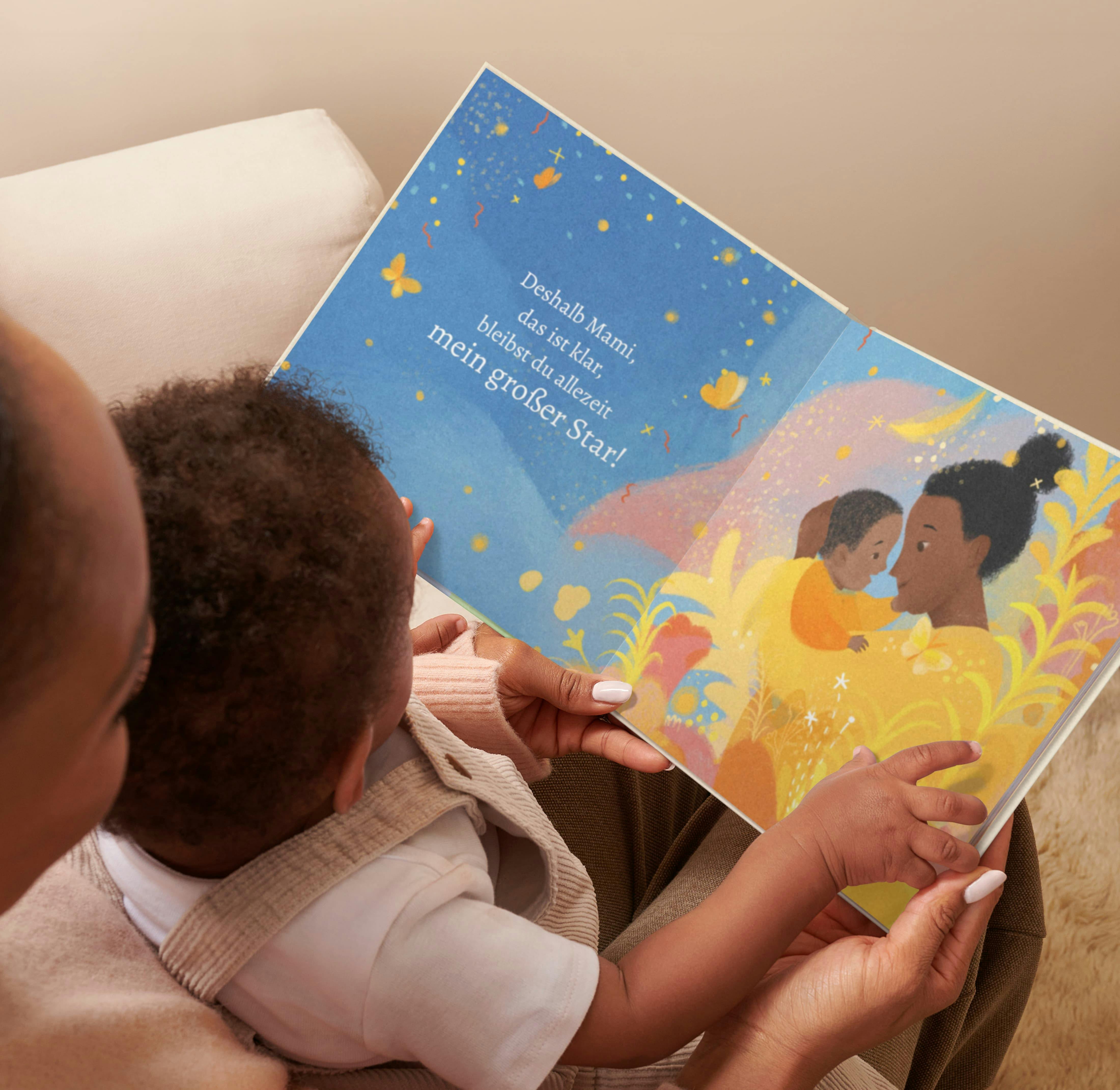 Mutter und Kind beim Lesen des personalisierten Buches
