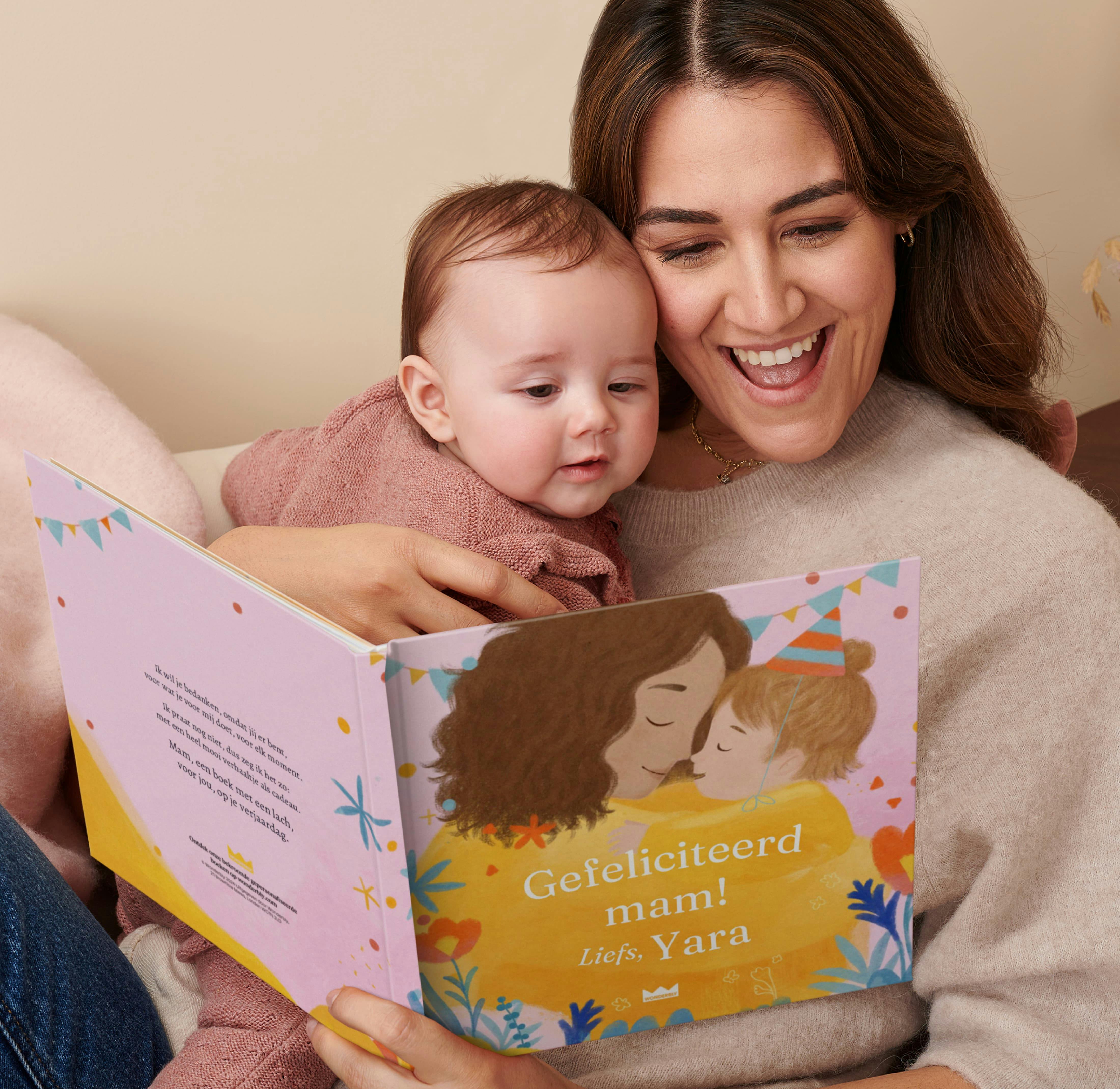 Een kind en moeder lezen het gepersonaliseerde boek