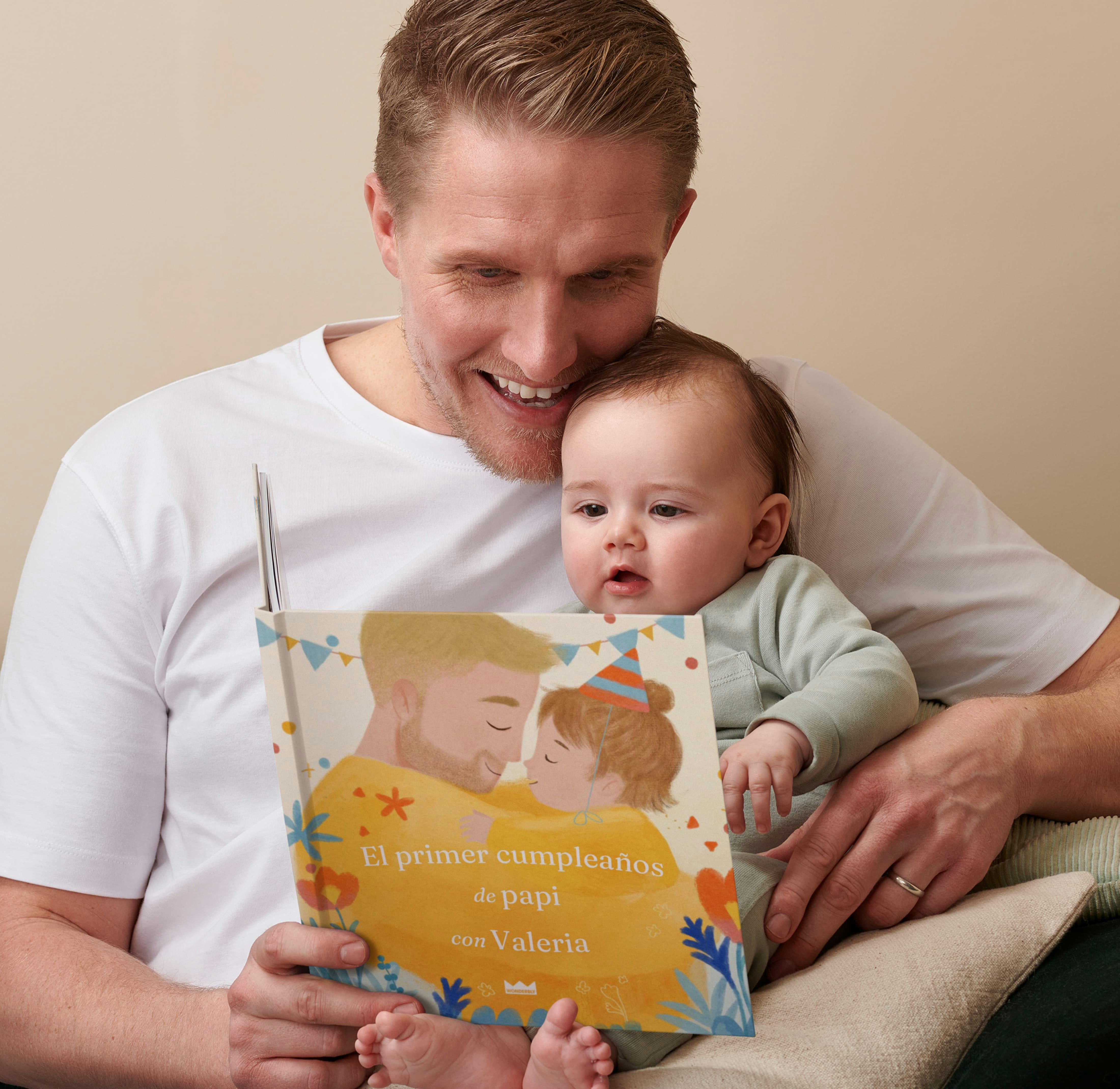 Una niña y su padre leyendo un libro personalizado