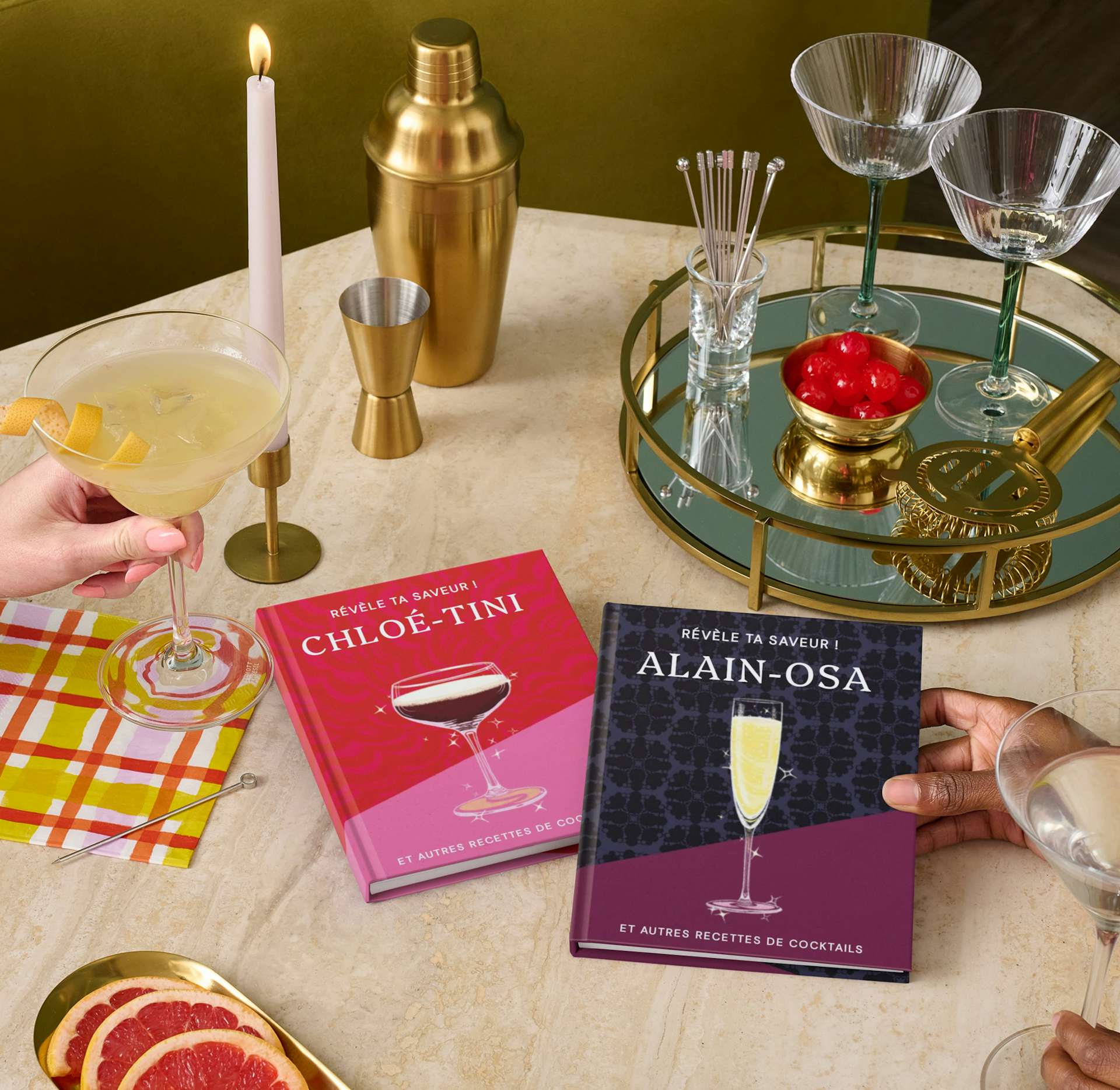 Deux ami-e-s lisant le livre personnalisé