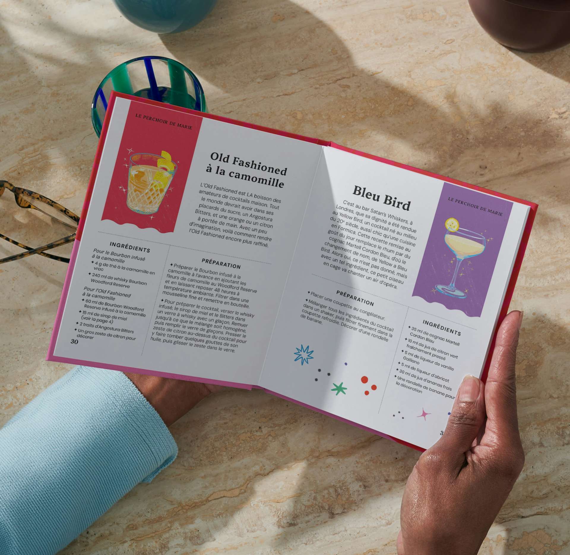 Un adulte lisant son livre personnalisé