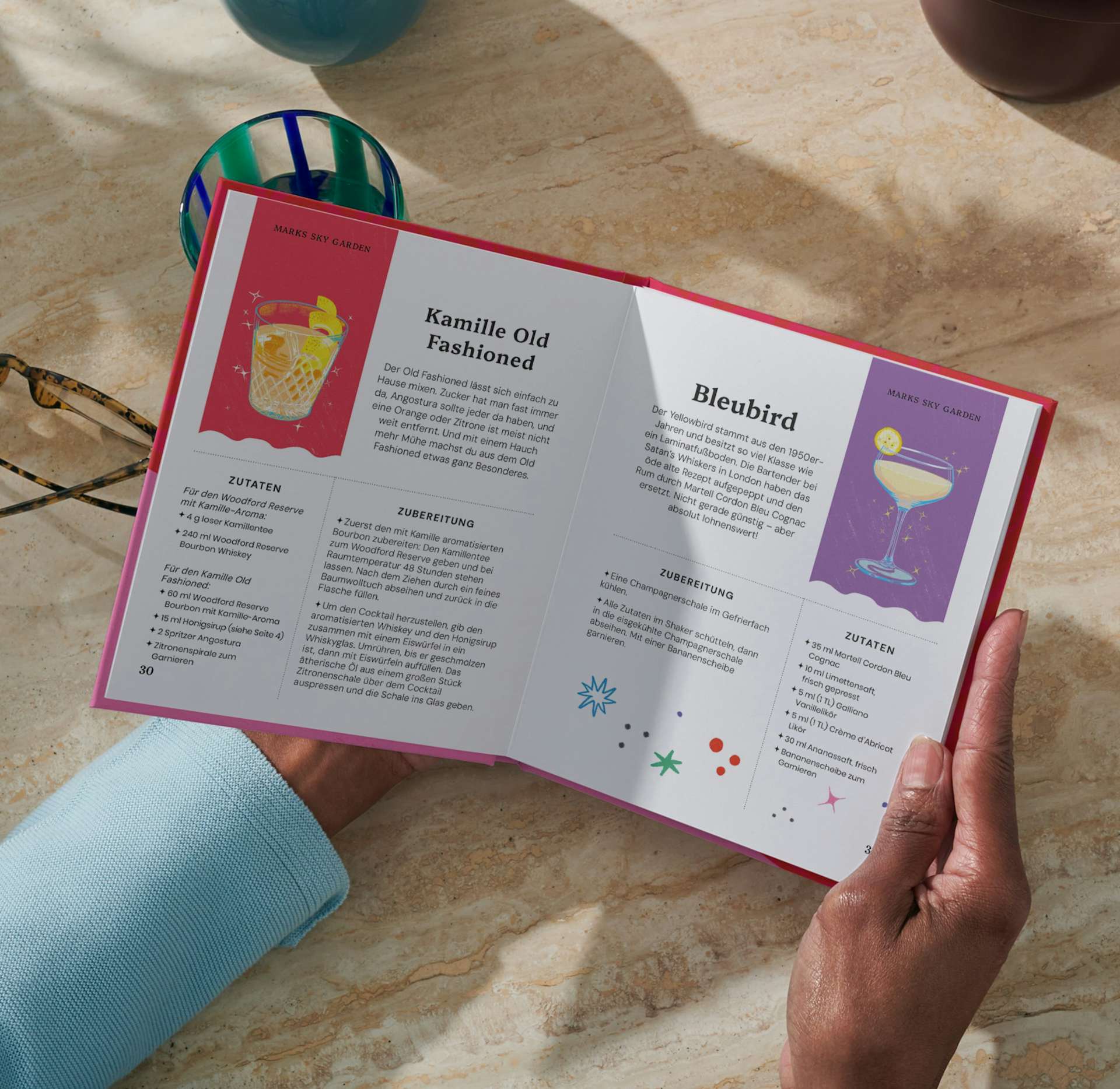 Zwei Hände halten das aufgeschlagene personalisierte Buch