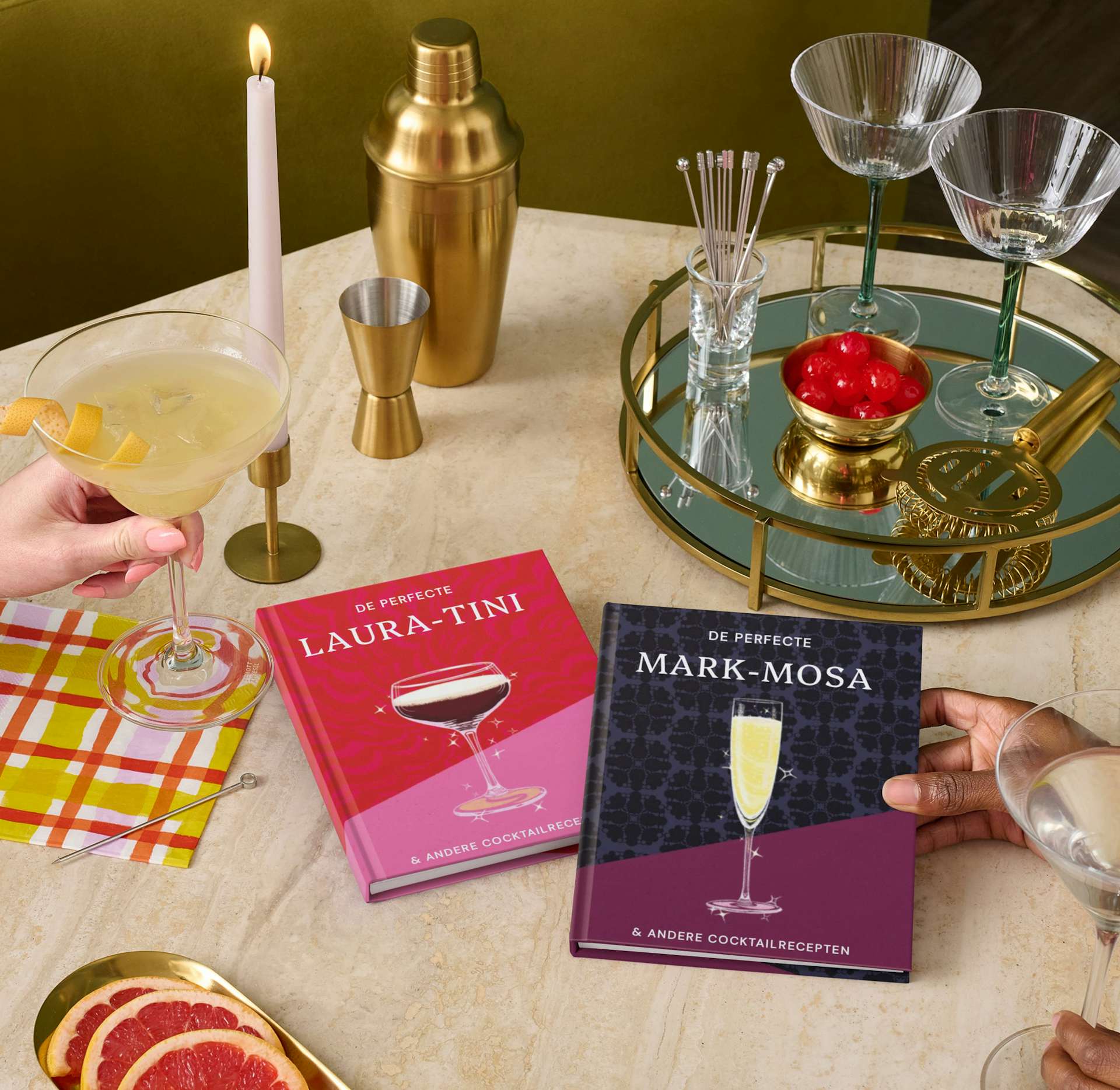 Twee vrienden lezen het gepersonaliseerde boek