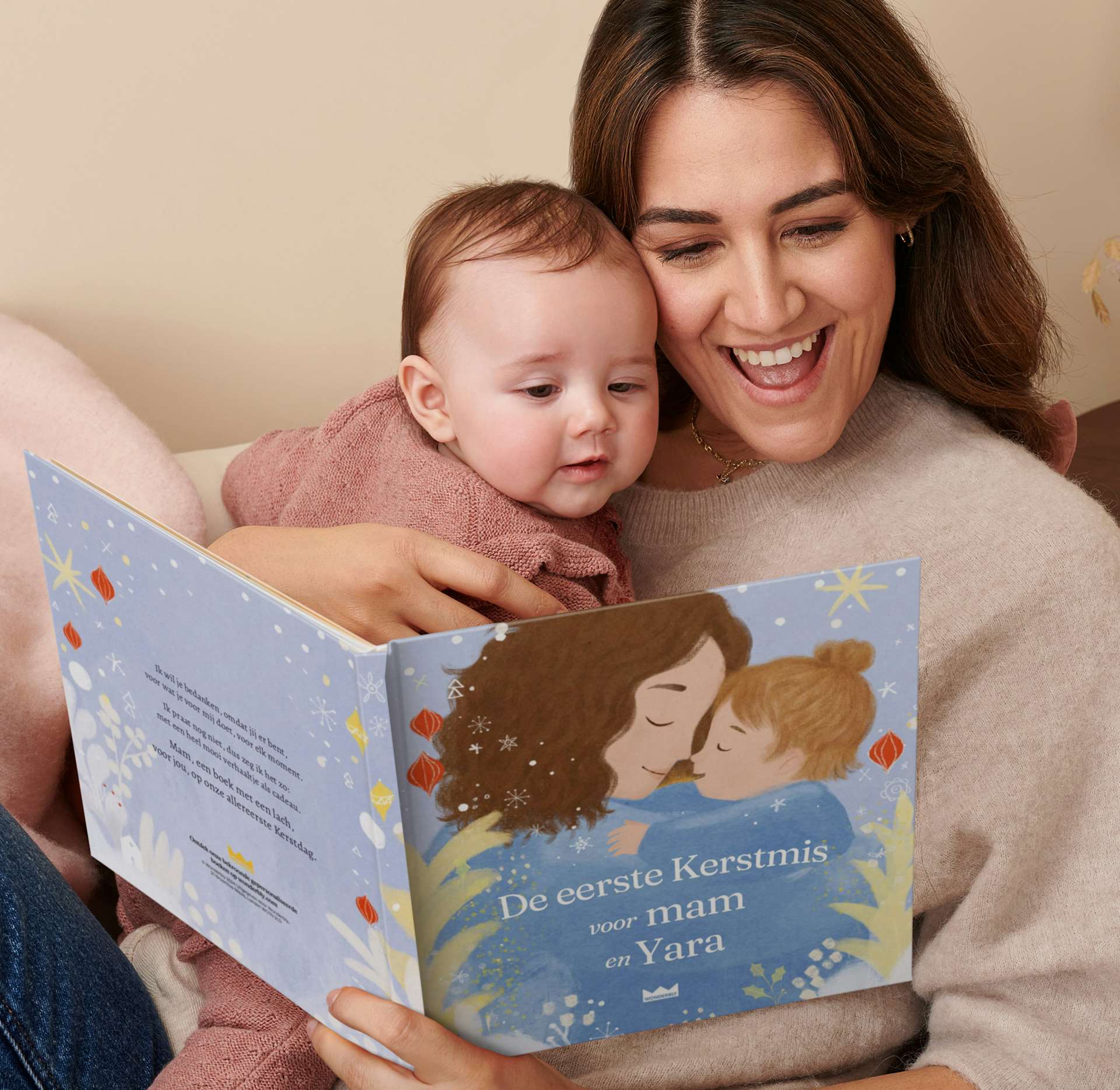 Een kind en moeder lezen het gepersonaliseerde boek