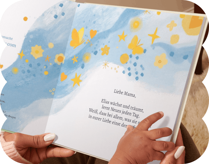 Zwei Hände halten das aufgeschlagene personalisierte Buch