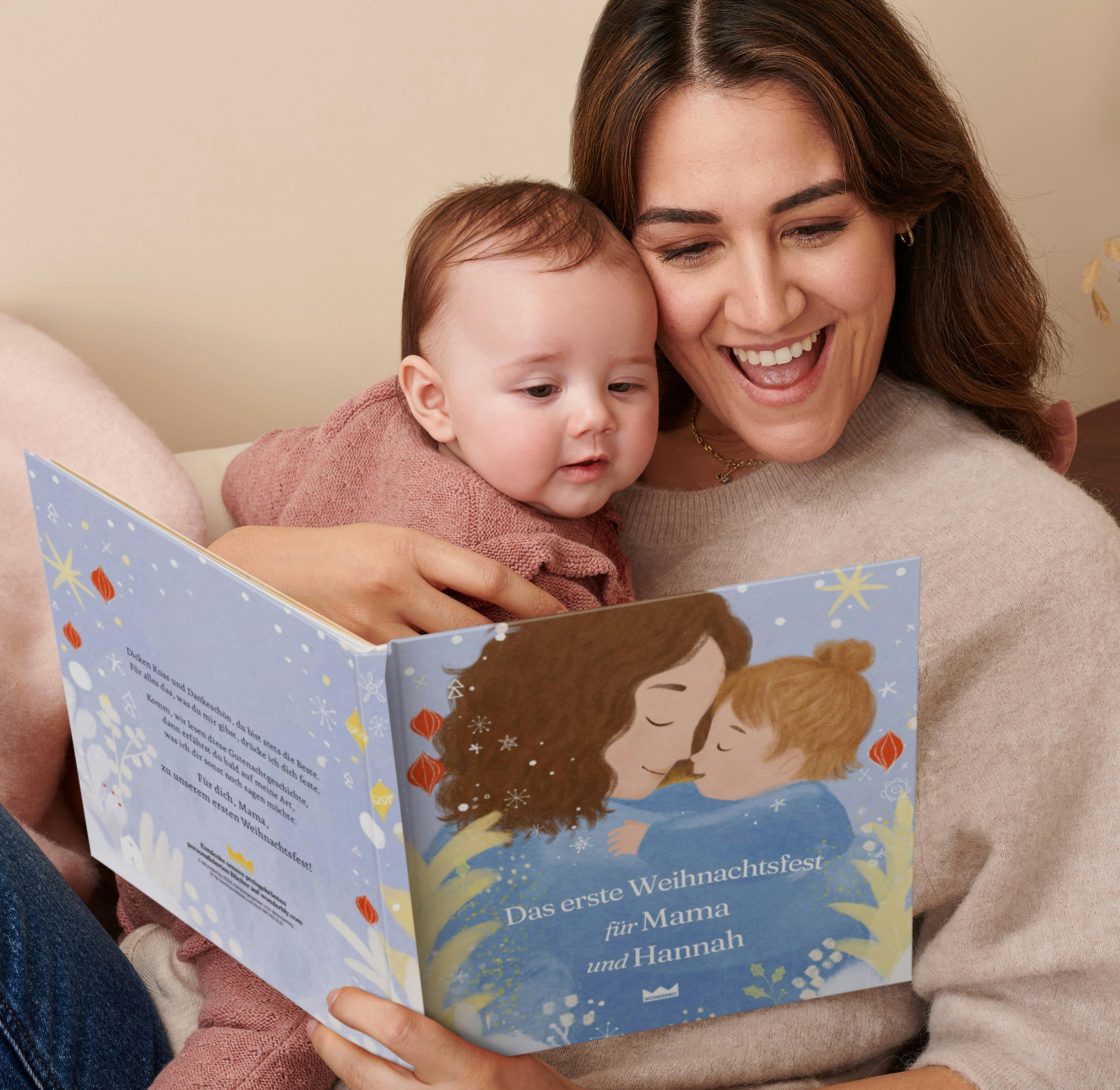 Mutter und Kind beim Lesen des personalisierten Buches