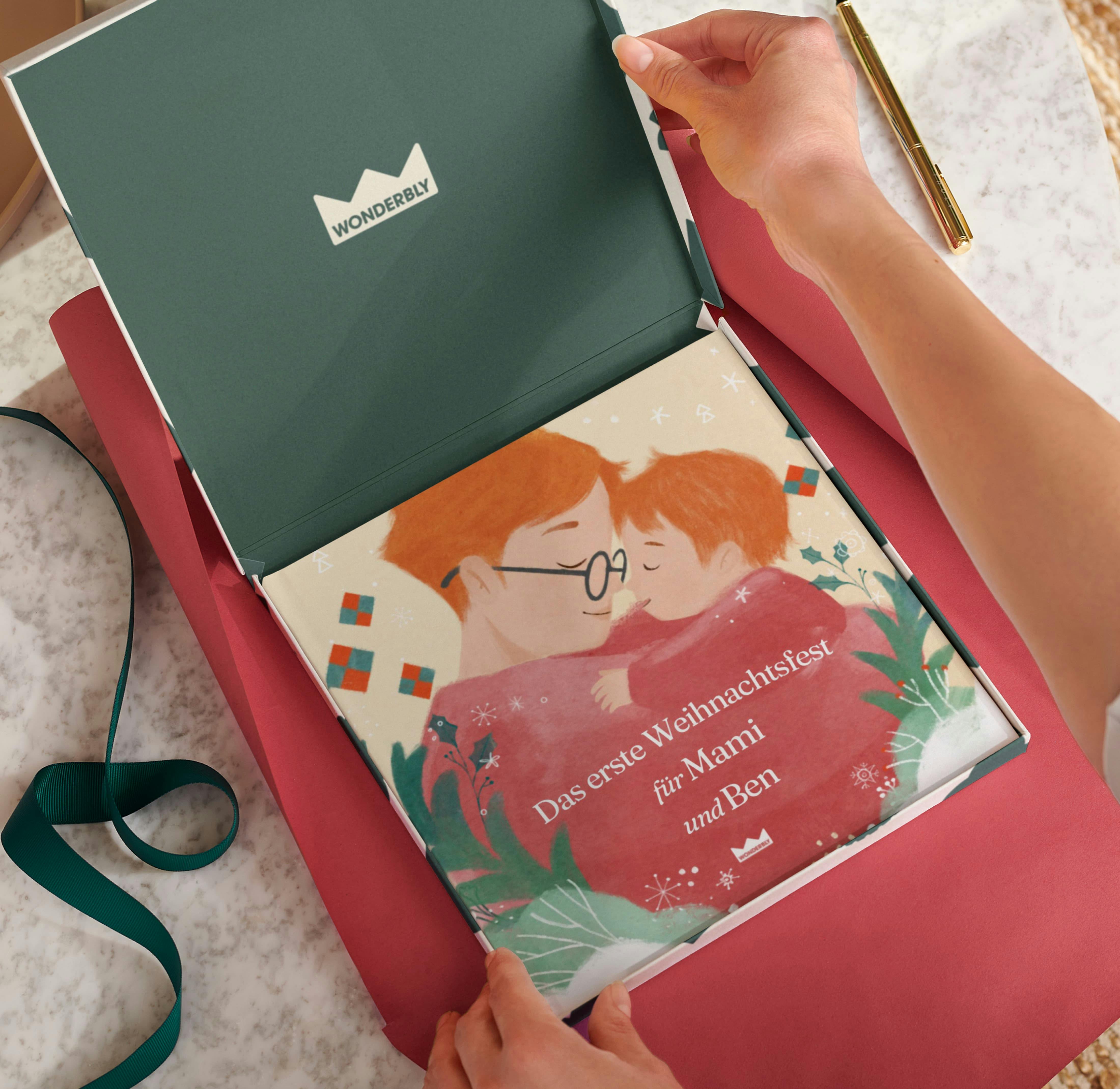 Zwei Hände packen das personalisierte Buch ein