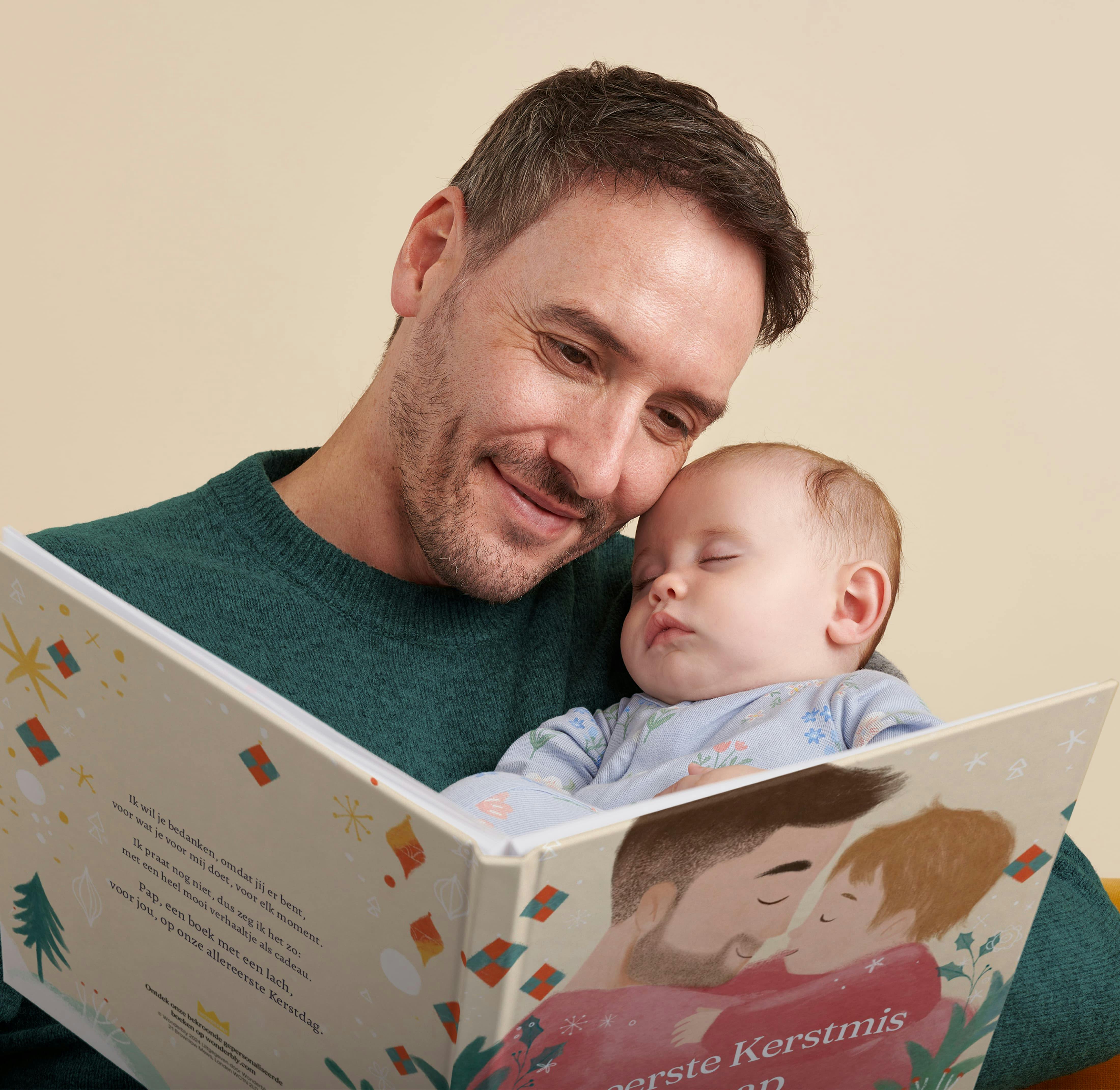 Een kind en vader lezen het gepersonaliseerde boek