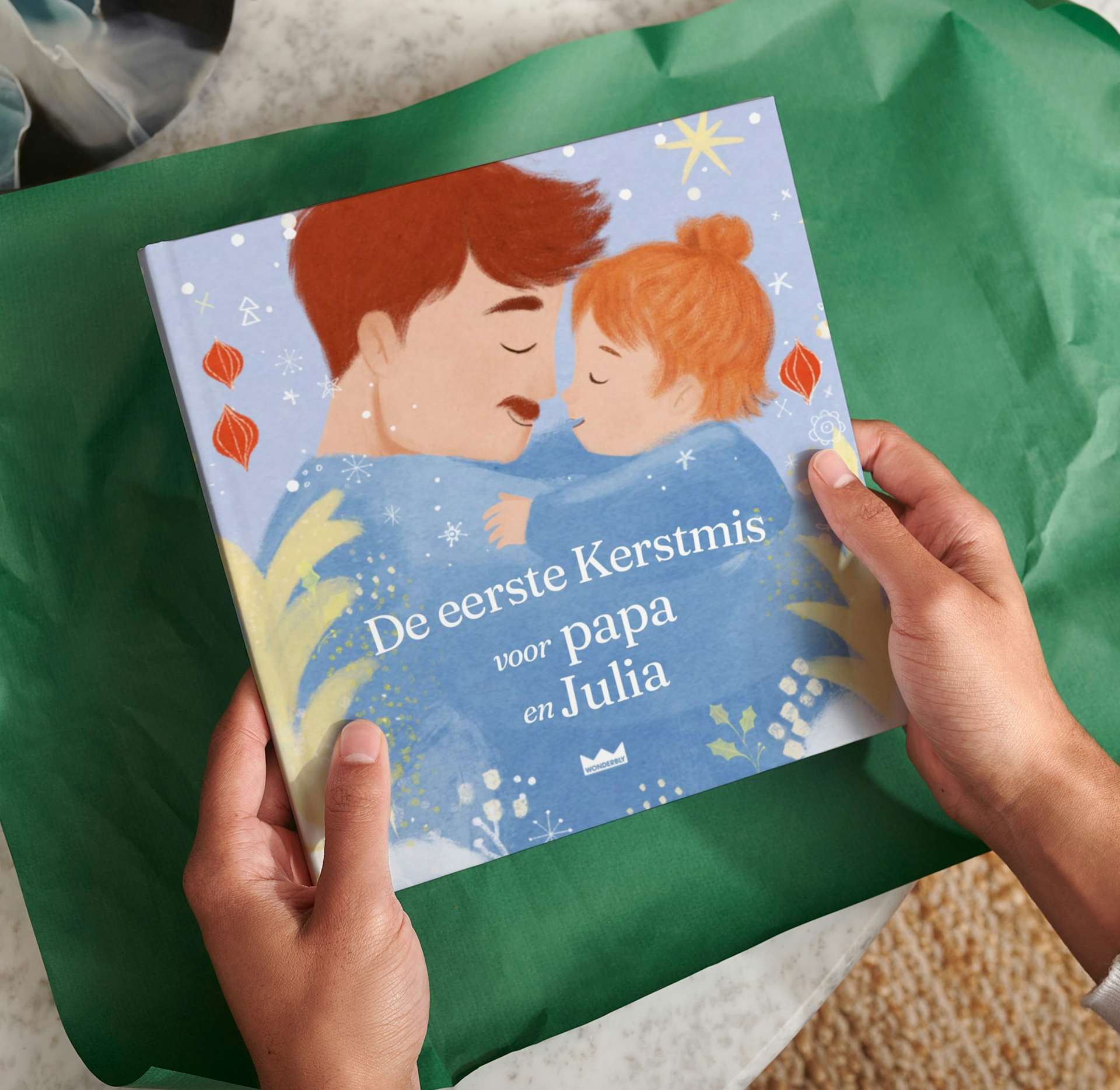 Twee handen die het gepersonaliseerde boek inpakken