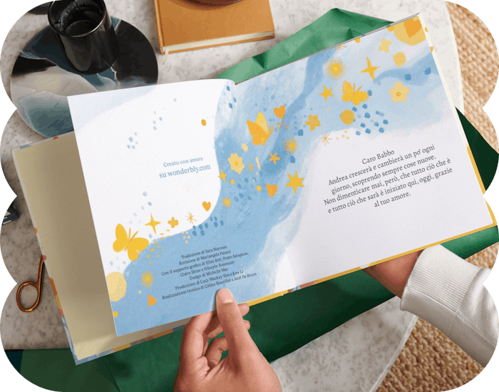 Una persona legge un libro personalizzato