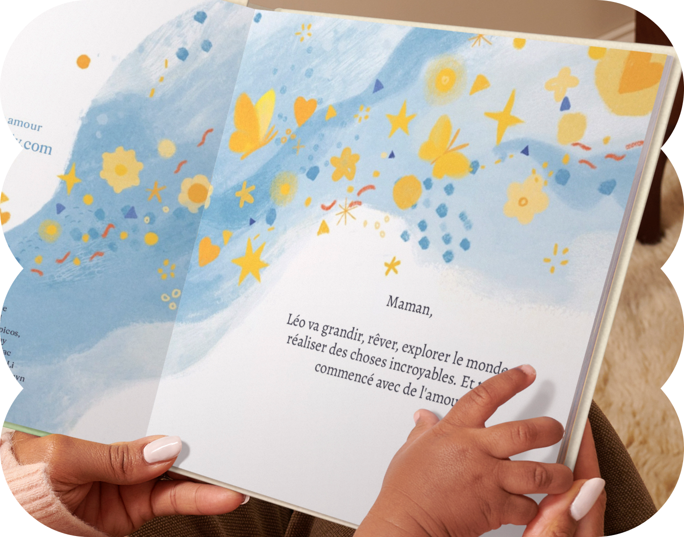 Deux mains tenant le livre personnalisé ouvert
