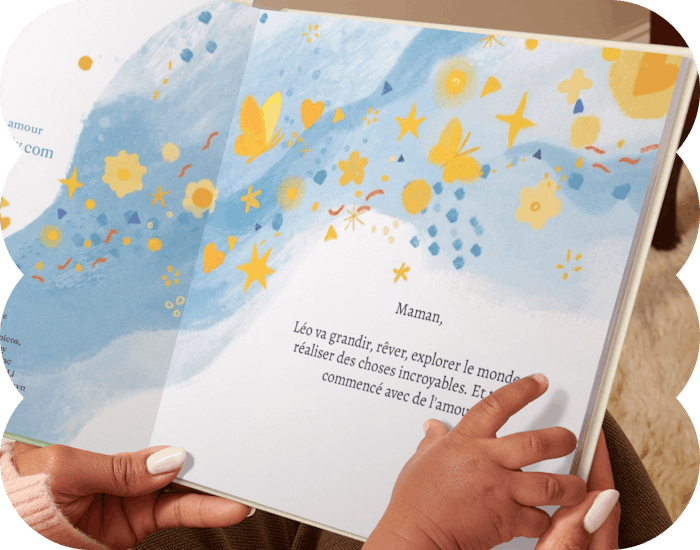 Deux mains tenant le livre personnalisé ouvert