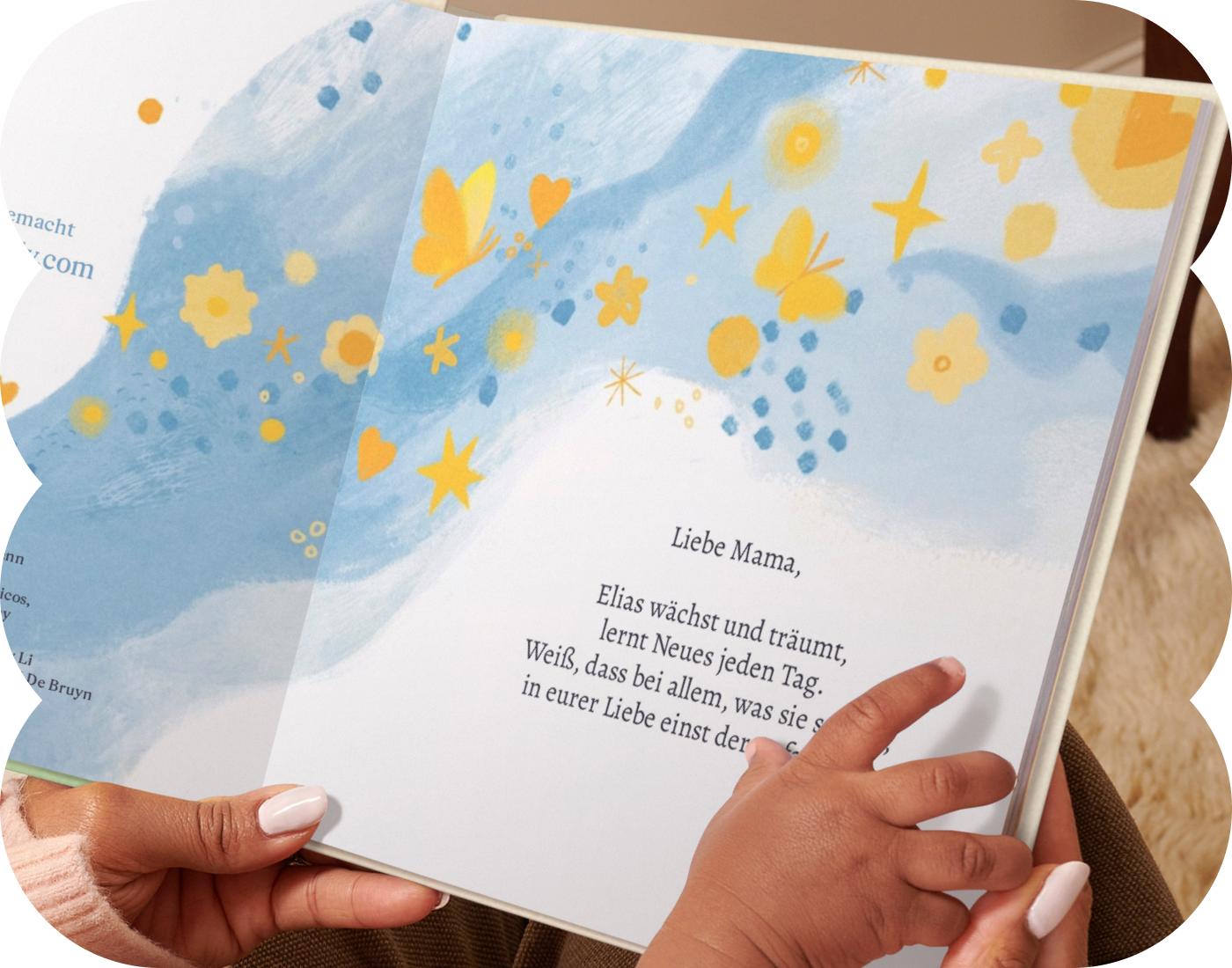 Zwei Hände halten das aufgeschlagene personalisierte Buch