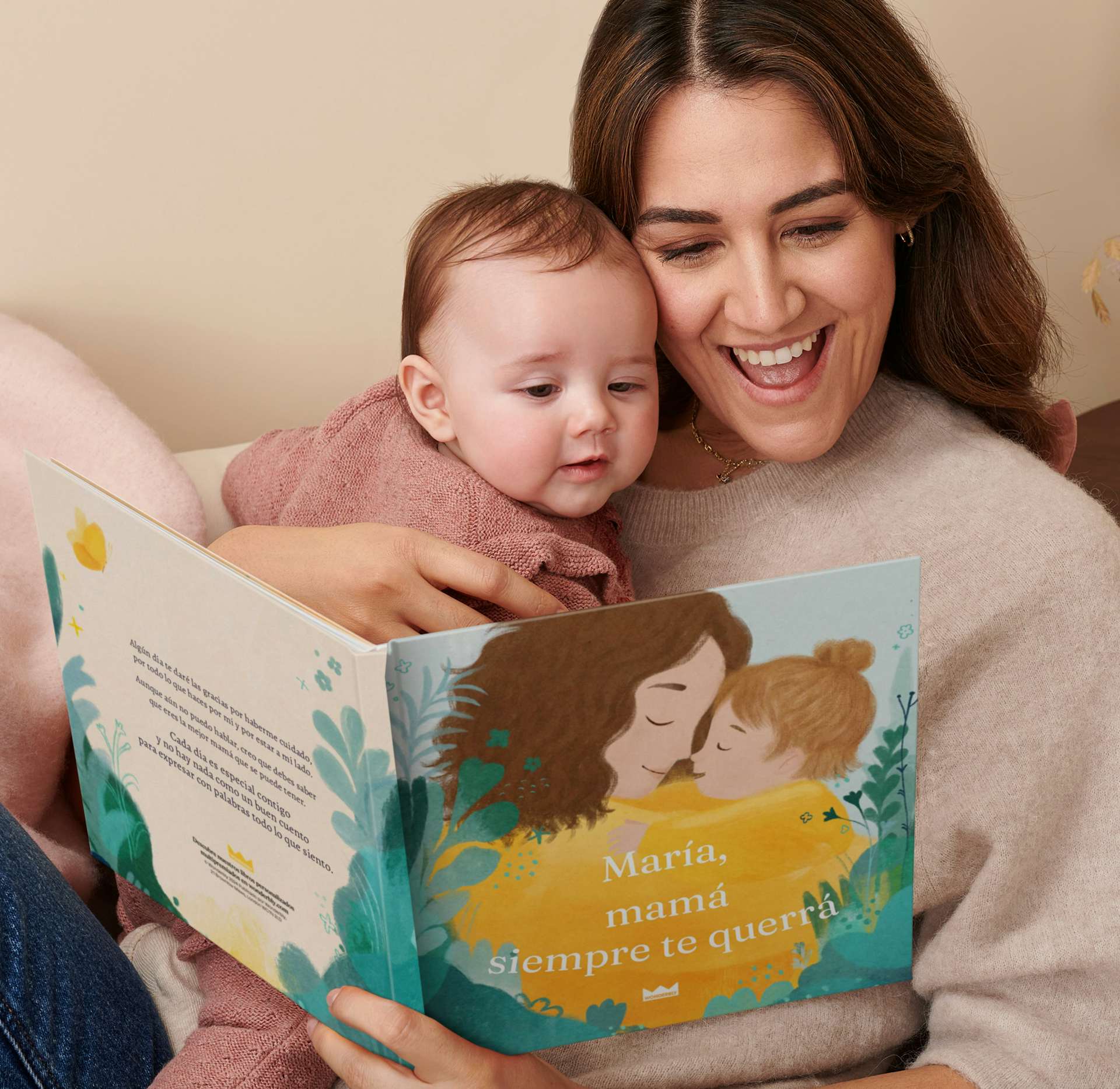 Un niño y su madre leyendo un libro personalizado
