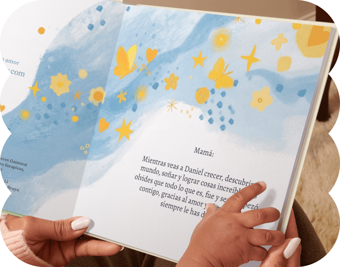 Dos manos sujetando un libro personalizado abierto