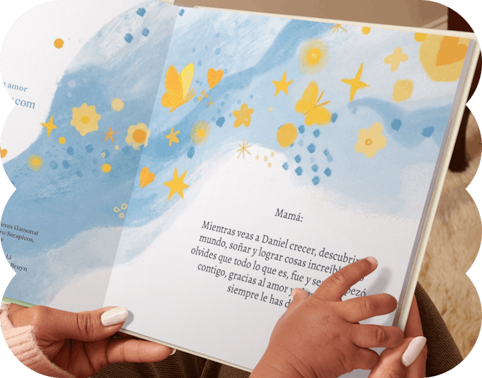 Dos manos sujetando un libro personalizado abierto