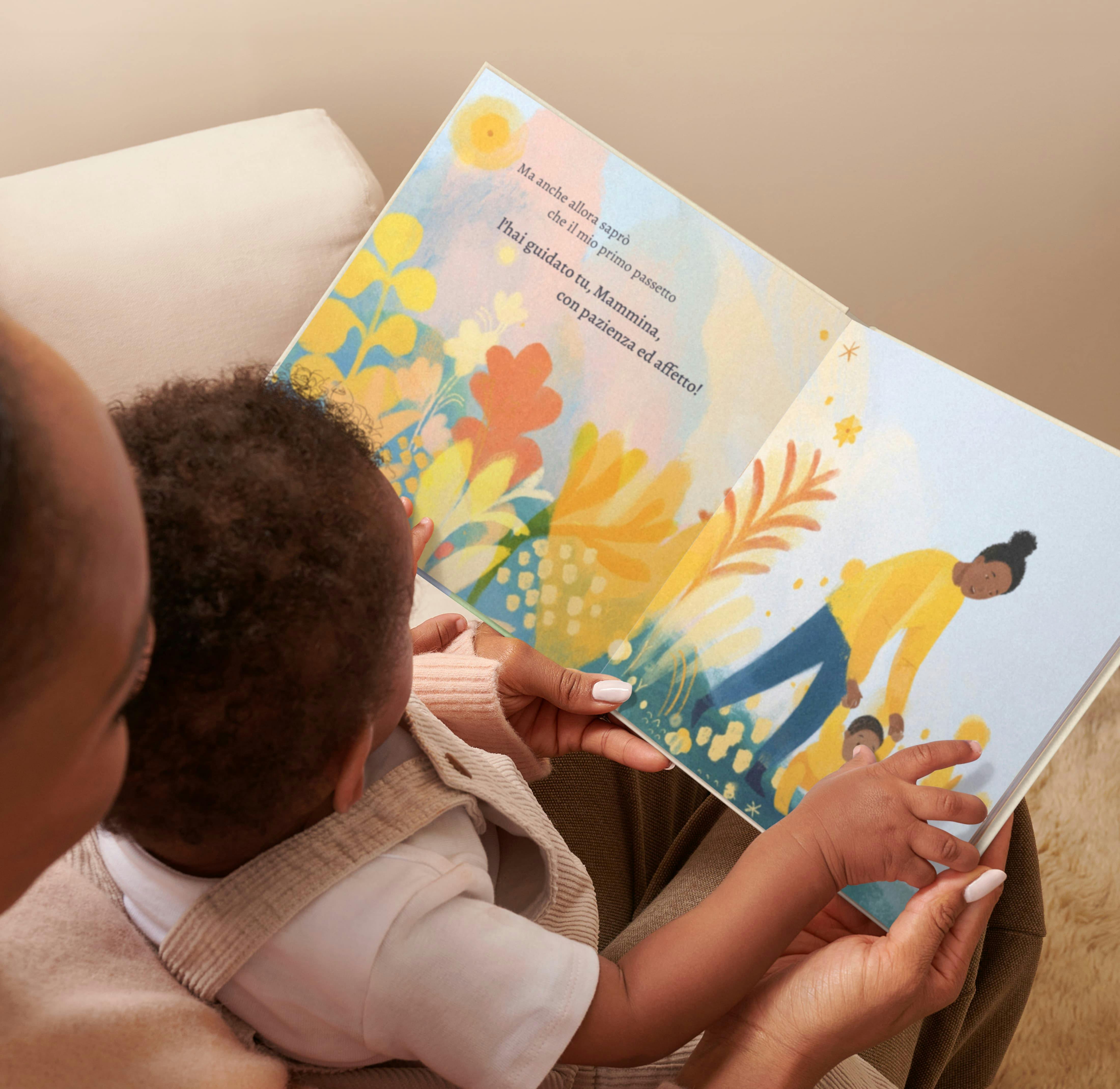 Un bambino e una mamma leggono il libro personalizzato