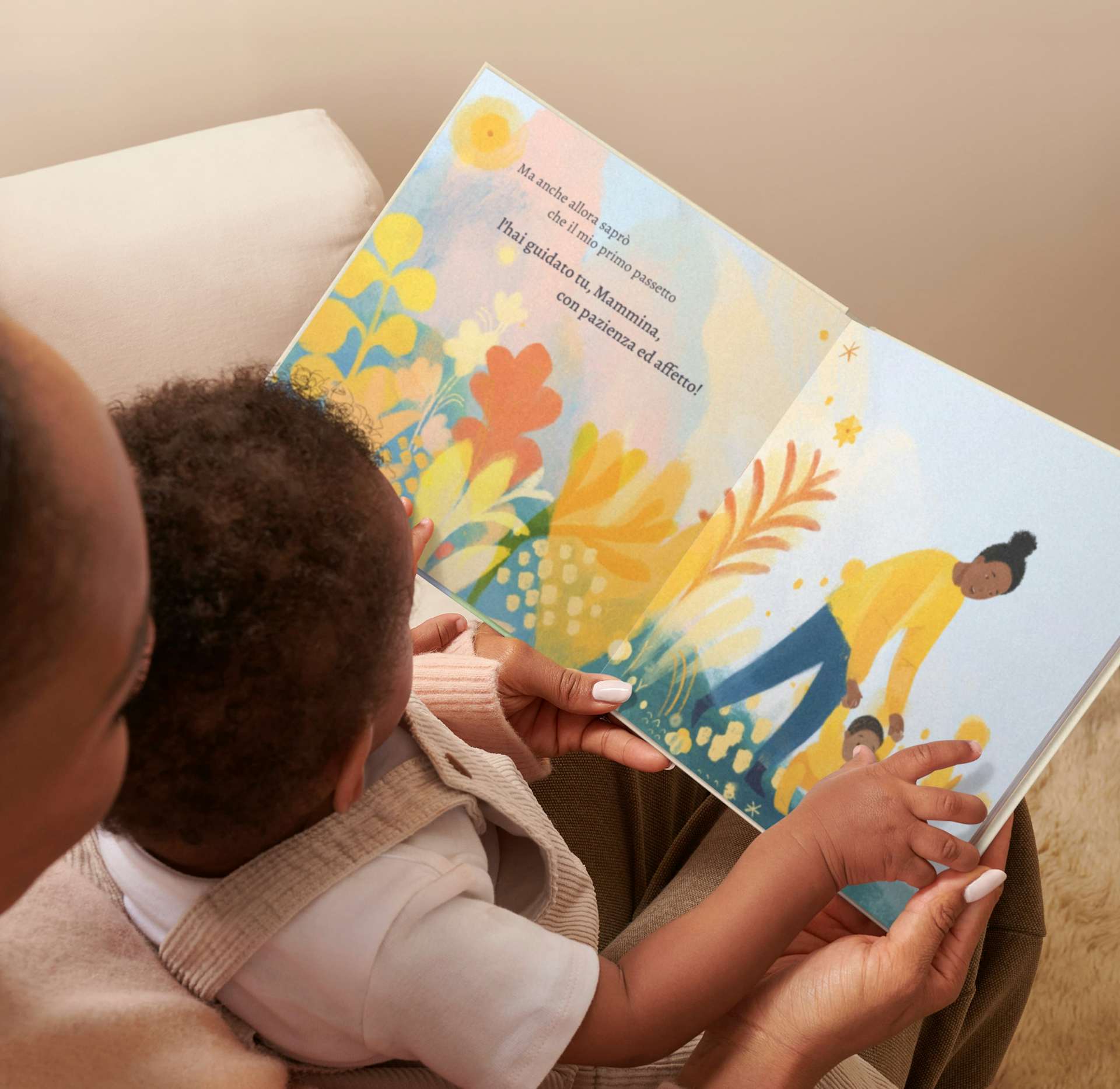 Un bambino e una mamma leggono il libro personalizzato