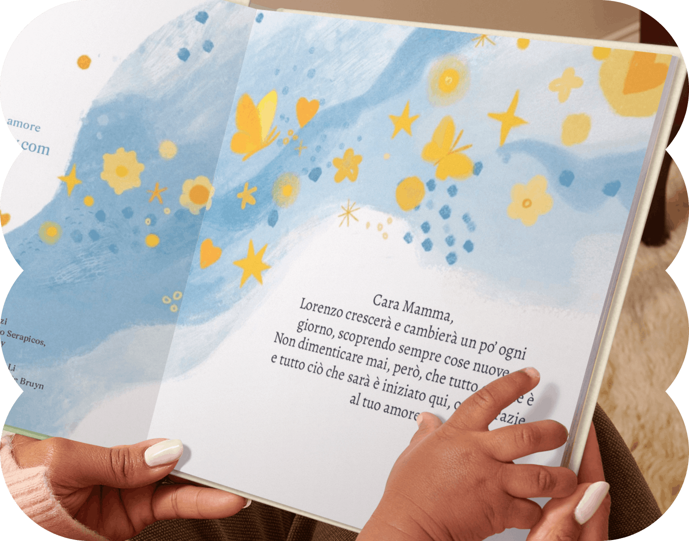 Una persona legge un libro personalizzato
