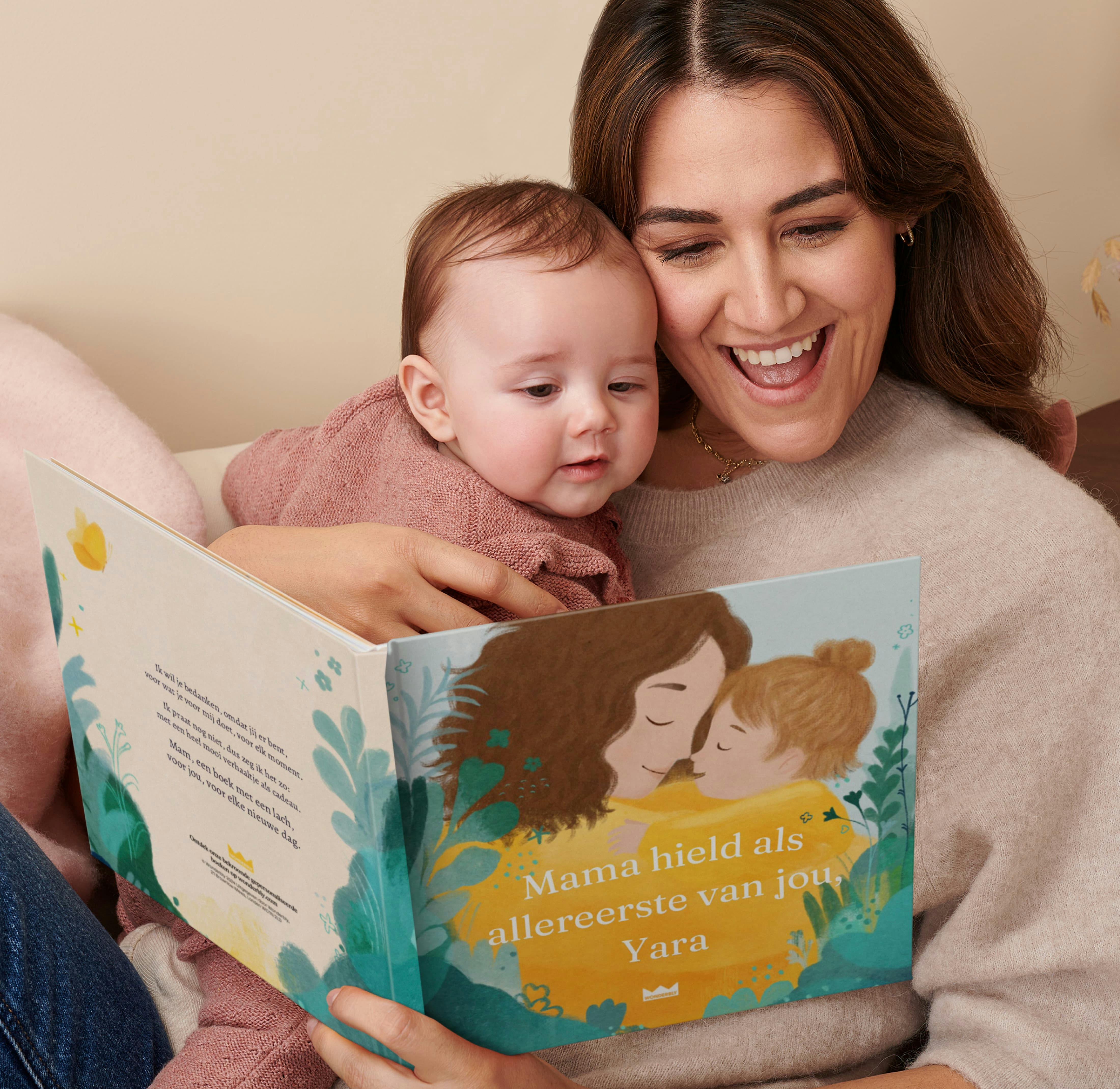 Een kind en moeder lezen het gepersonaliseerde boek