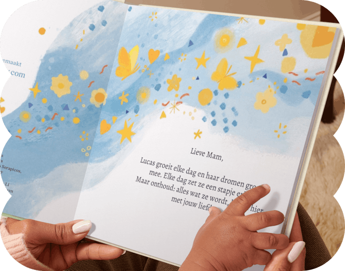 Een kind en moeder lezen het gepersonaliseerde boek