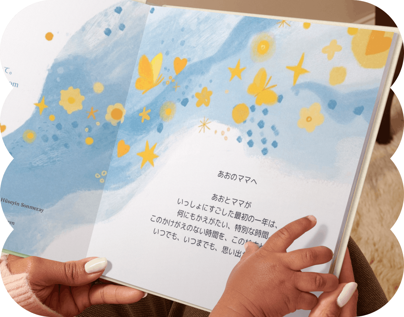 開かれたパーソナライズ絵本を持つ両手