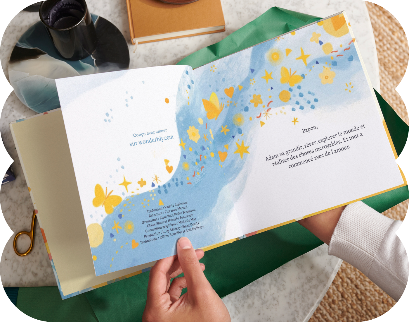 Deux mains tenant le livre personnalisé ouvert