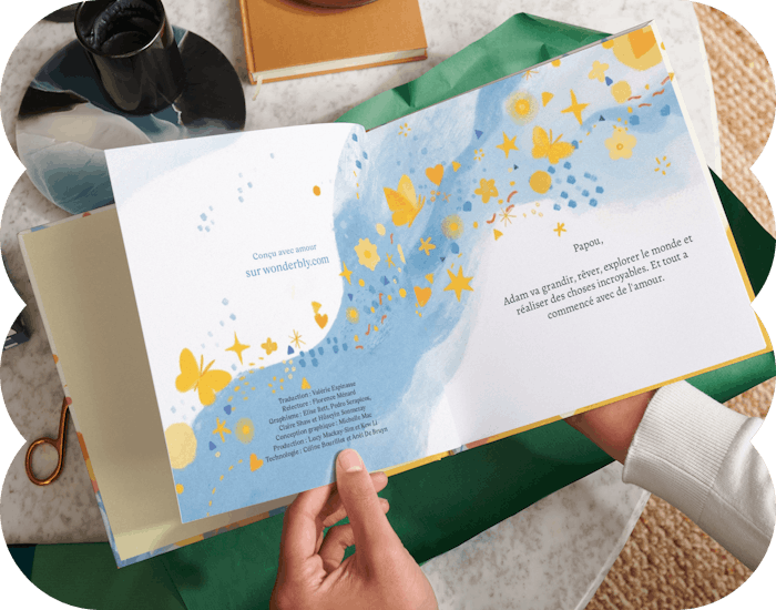 Deux mains tenant le livre personnalisé ouvert