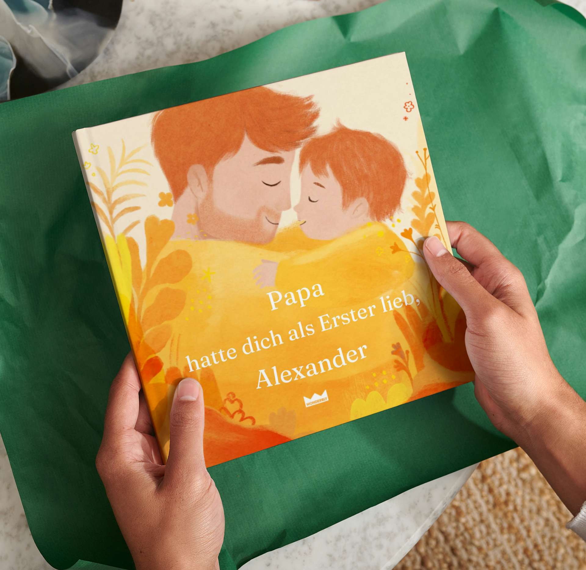 Zwei Hände packen das personalisierte Buch ein