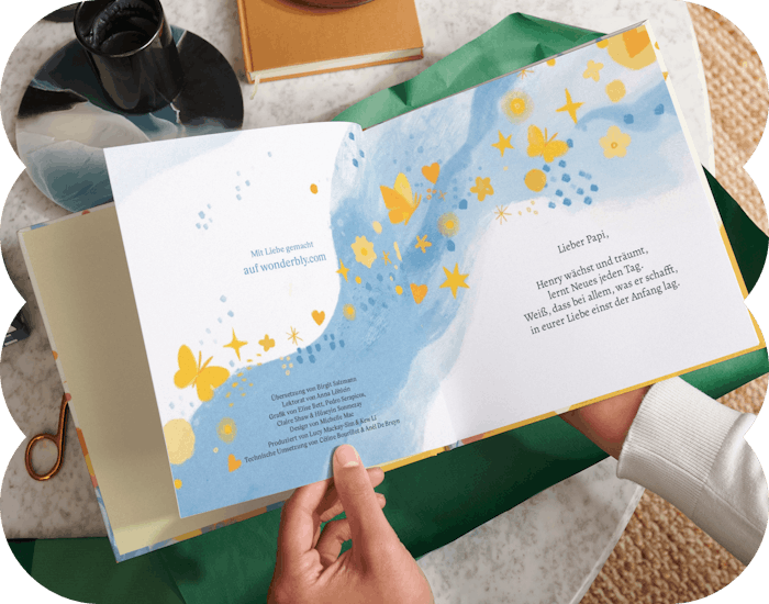 Zwei Hände halten das aufgeschlagene personalisierte Buch