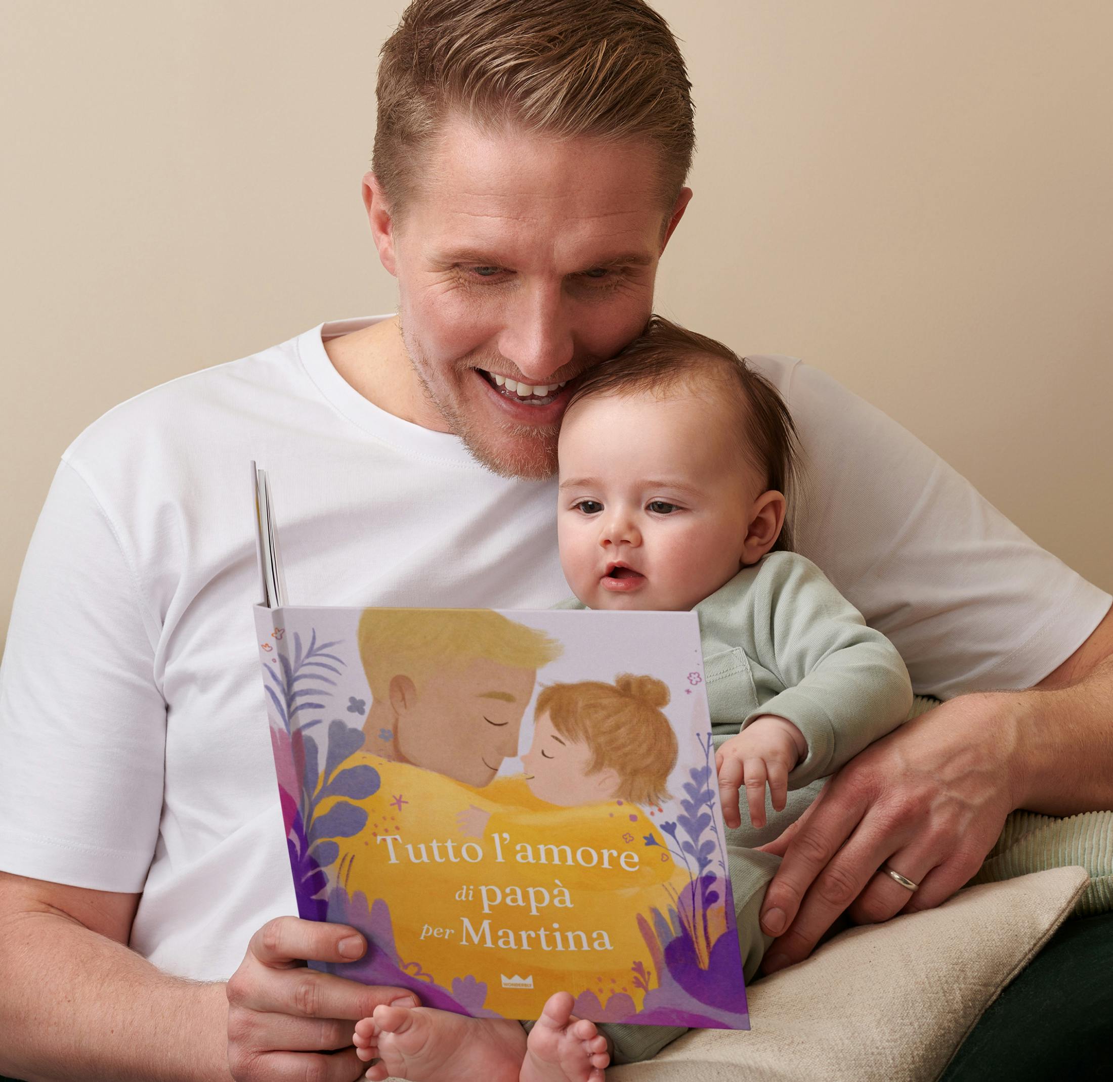 Una bambina e un papà leggono il libro personalizzato