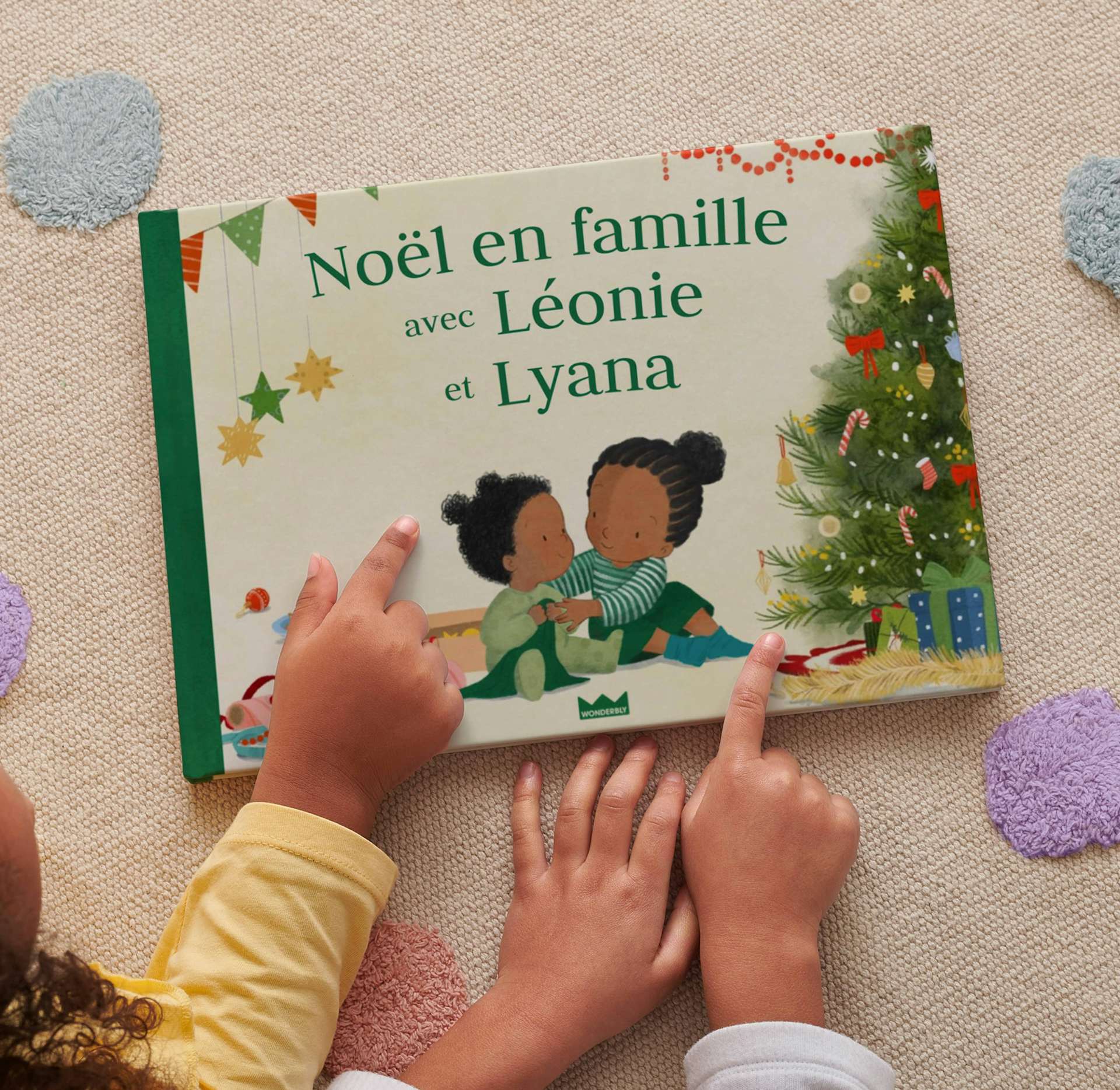 Des enfants tenant leurs livres personnalisés