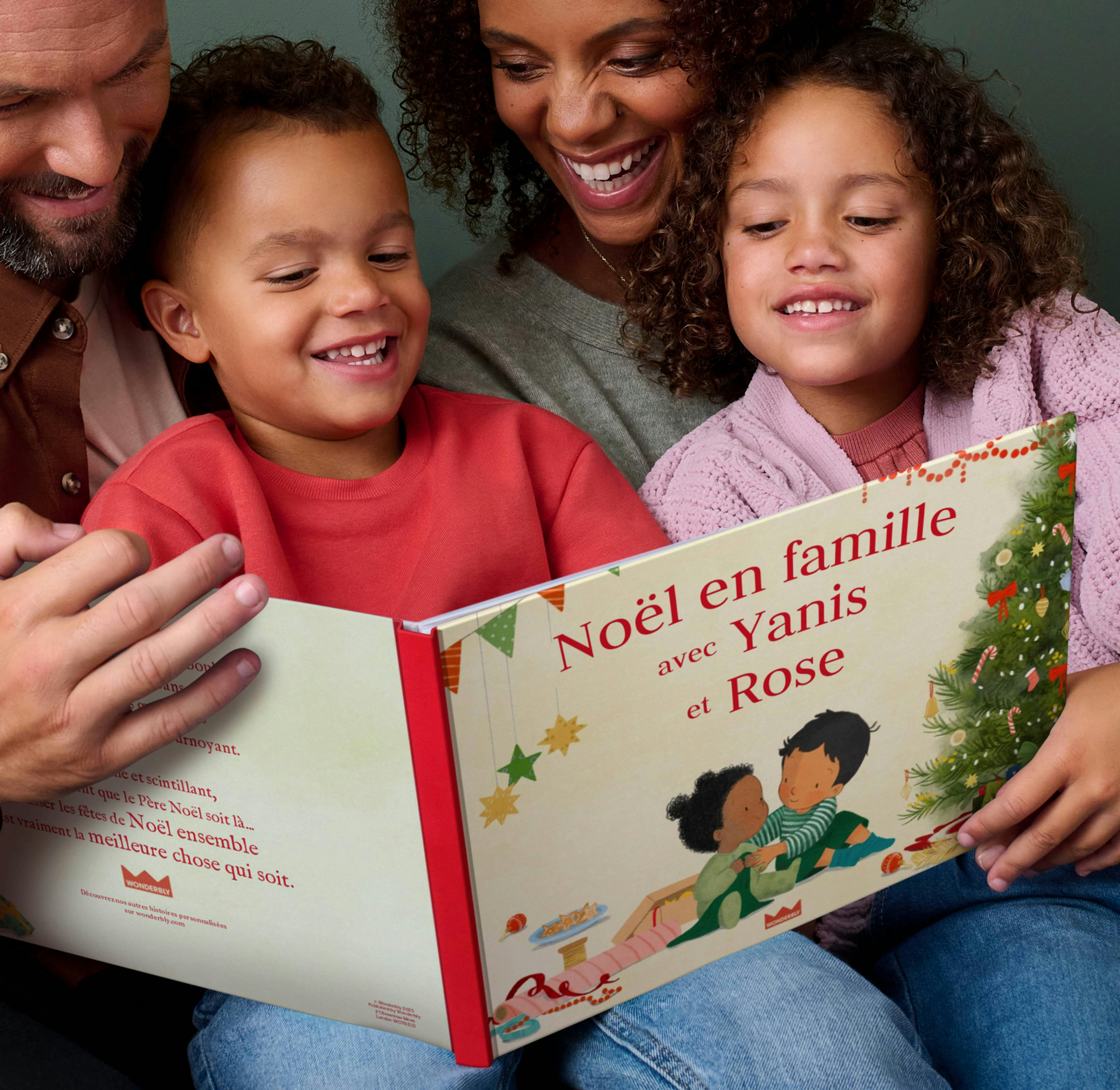 Famille lisant un livre ensemble