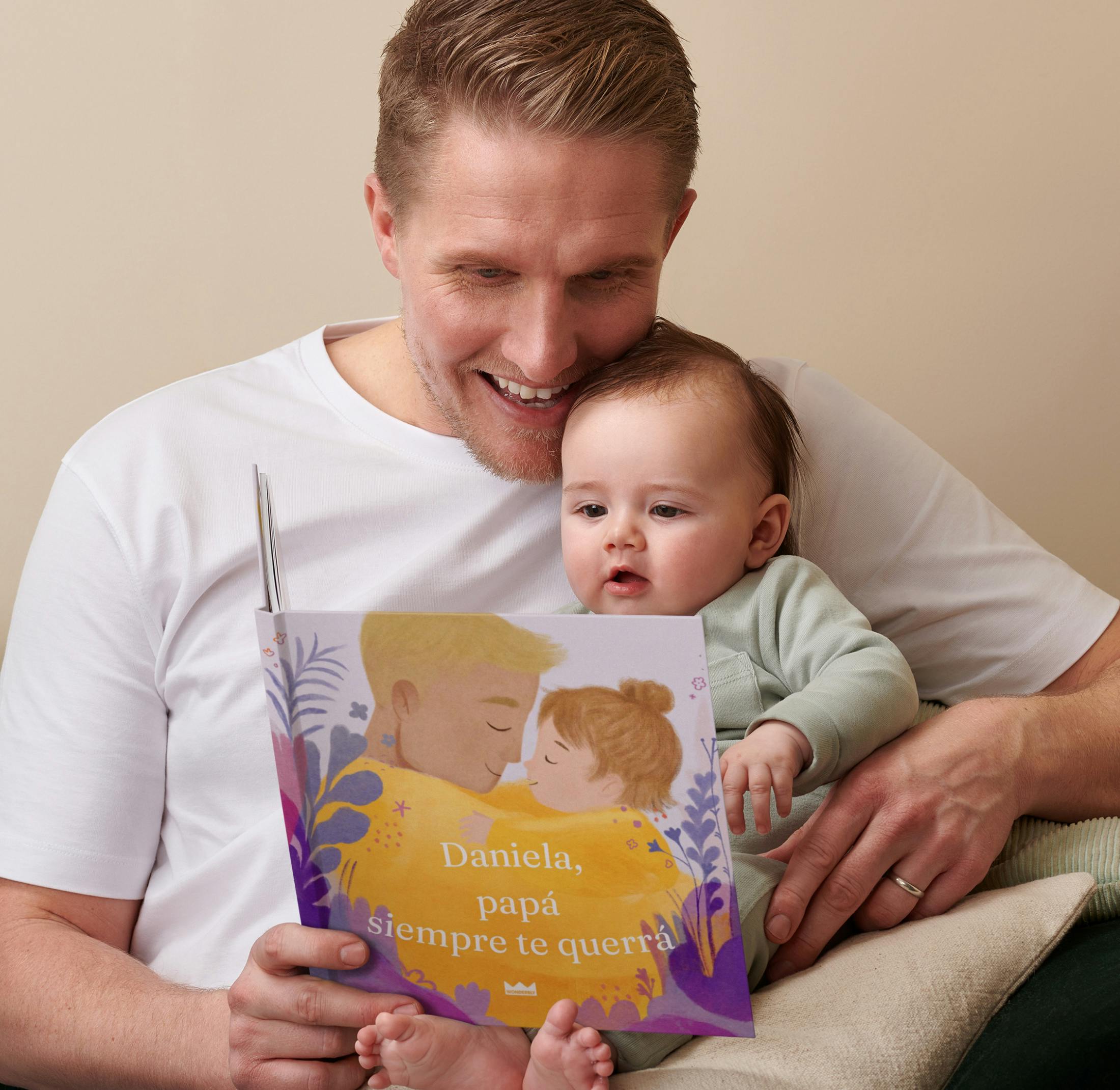 Una niña y su padre leyendo un libro personalizado