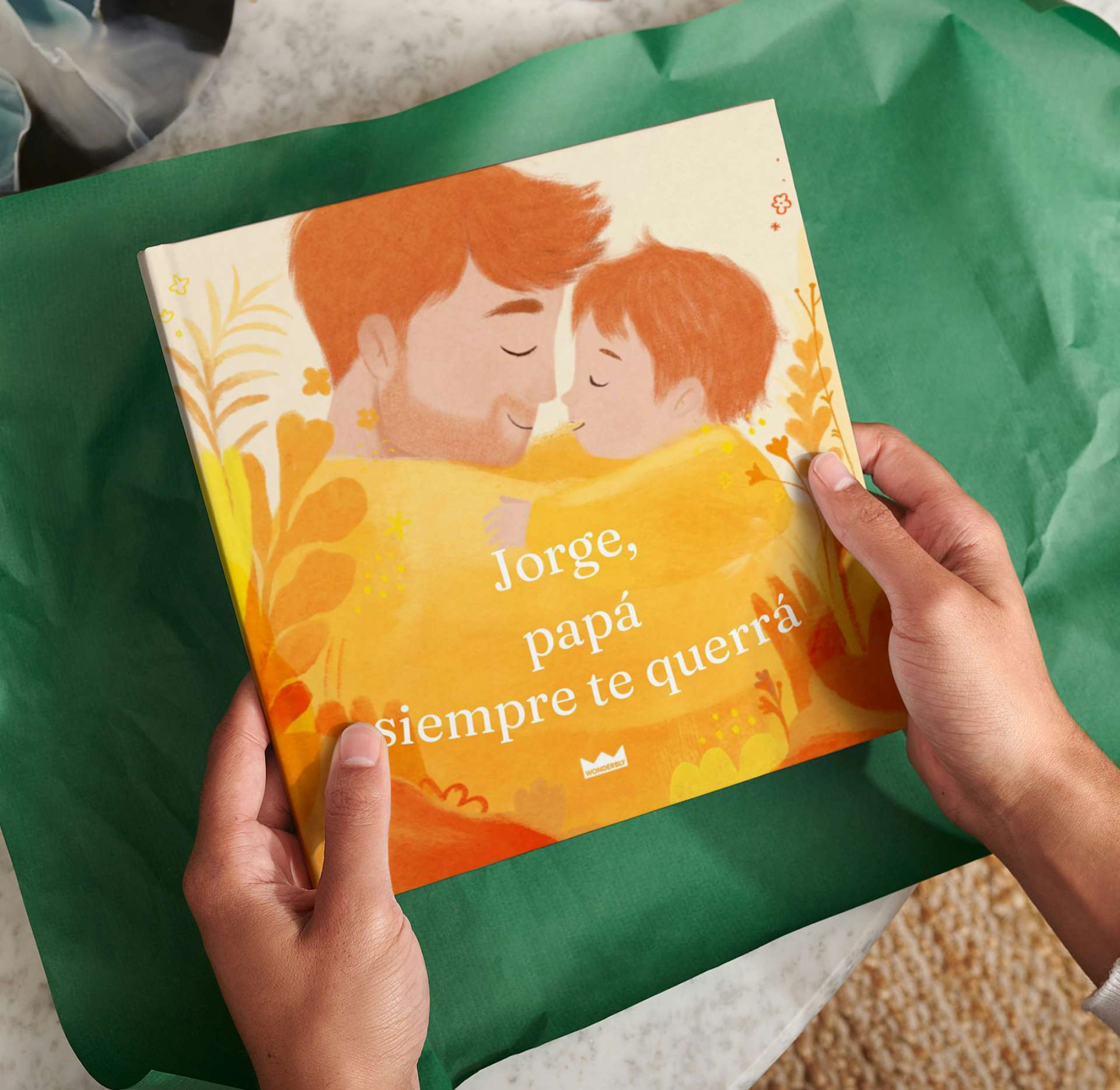 Dos manos envolviendo un libro personalizado