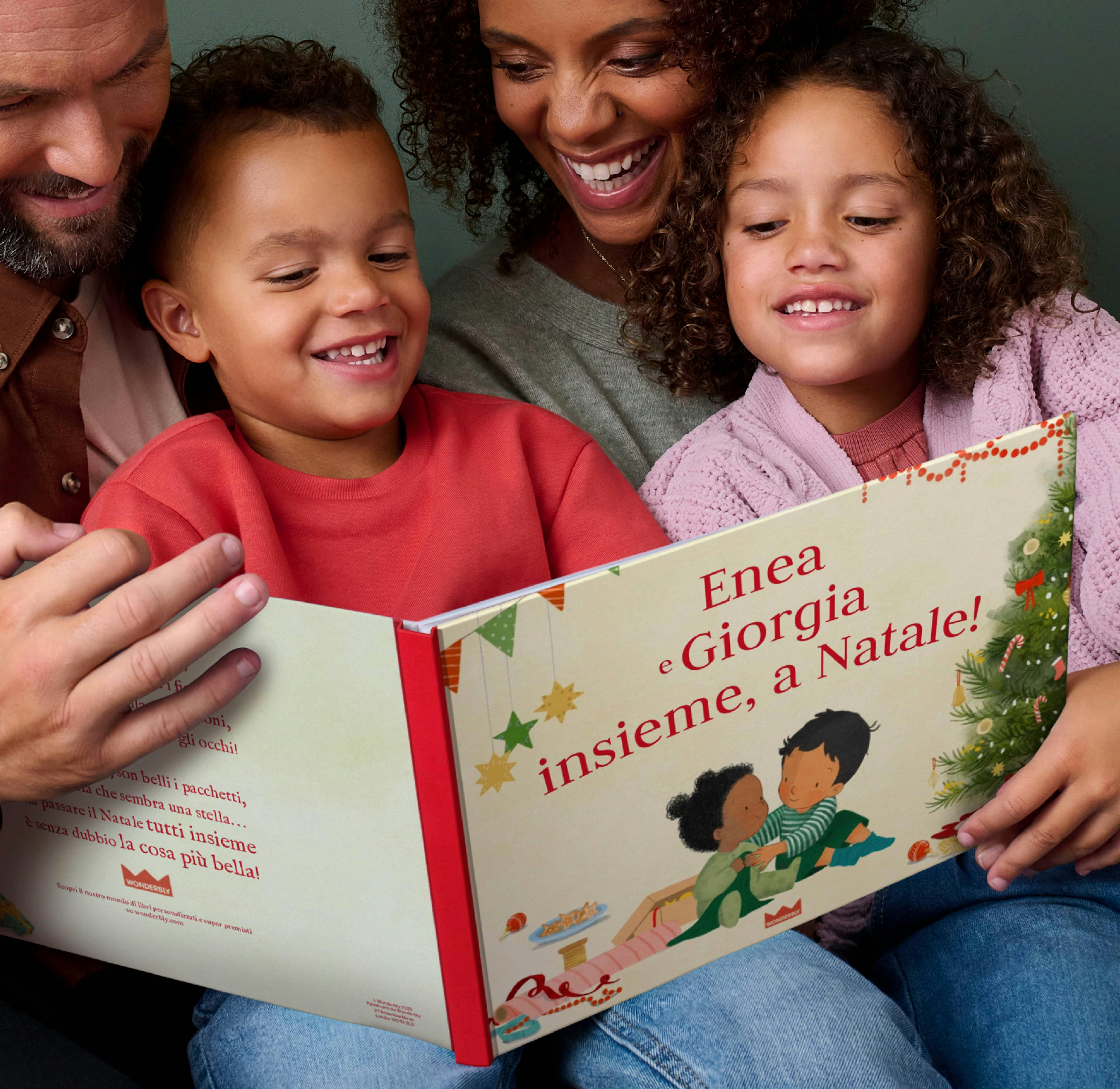 La famiglia che legge un libro insieme