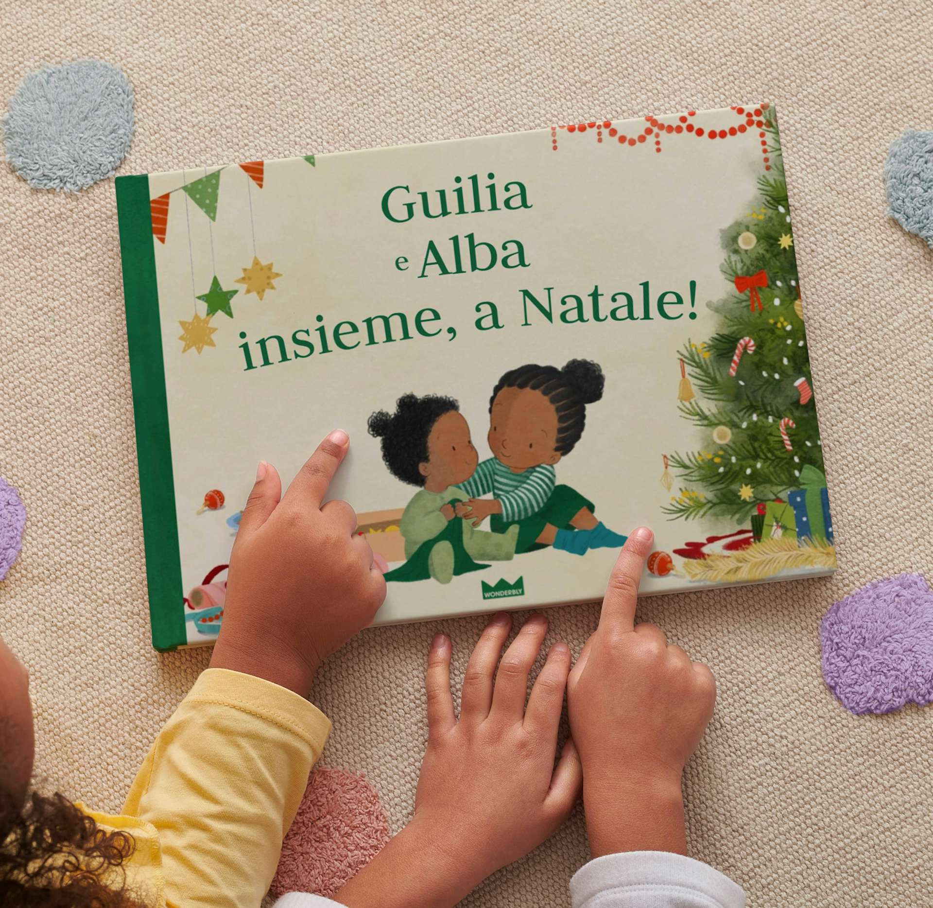 Bambini che toccano una copertina di libro personalizzata