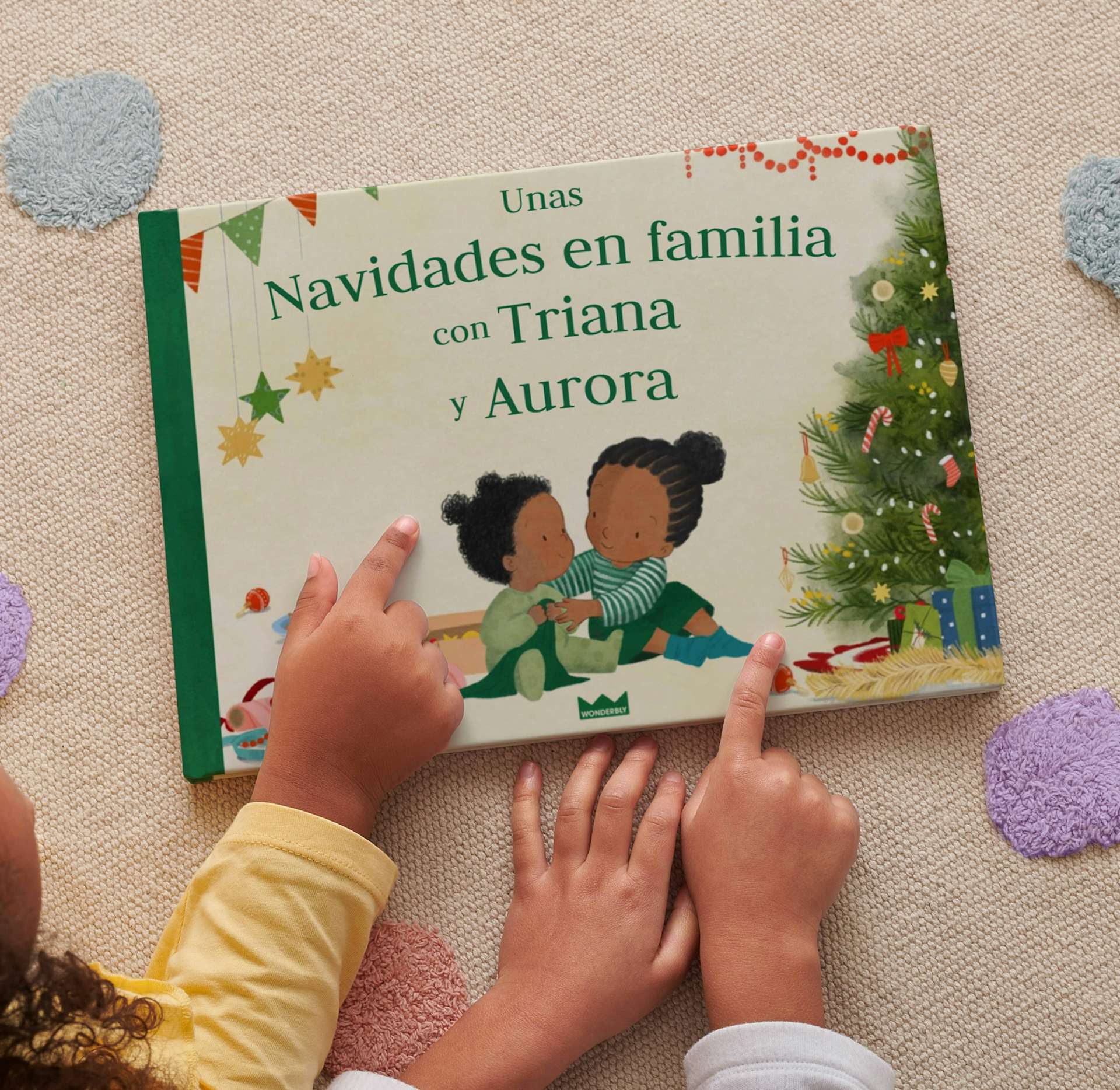 Manos de los niños señalando el libro personalizado