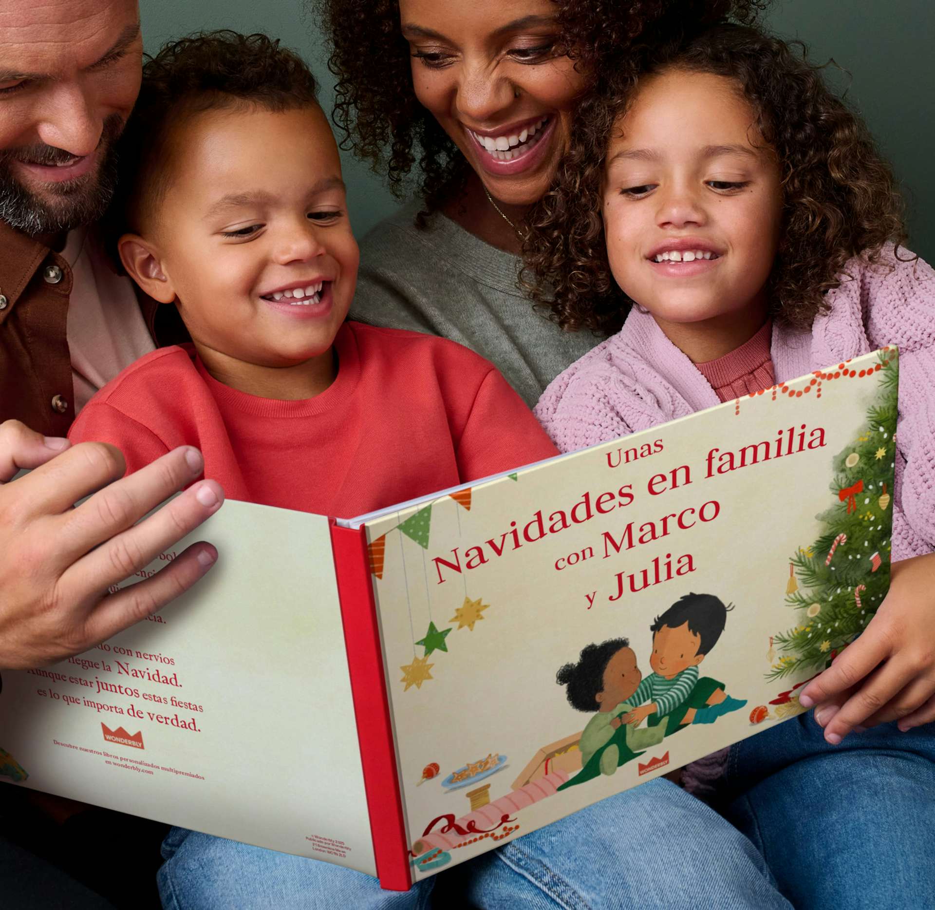 Familia leyendo un libro juntos