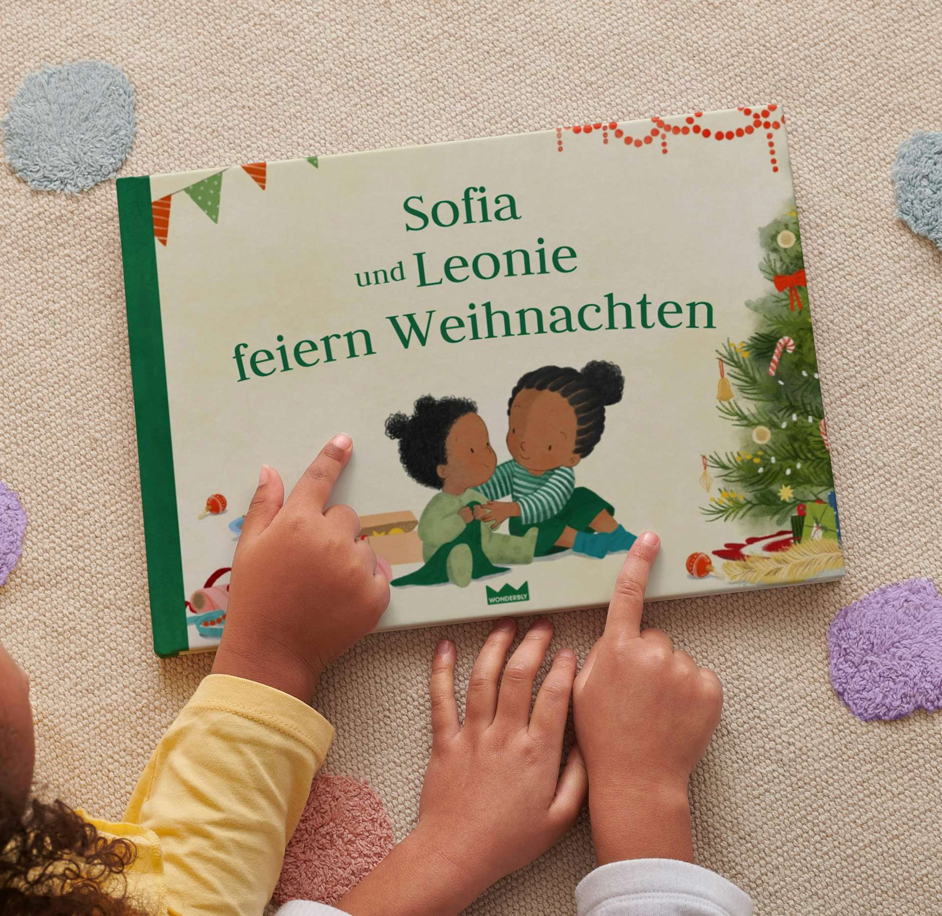 Zwei Kinder, die auf ein personalisiertes Buch zeigen