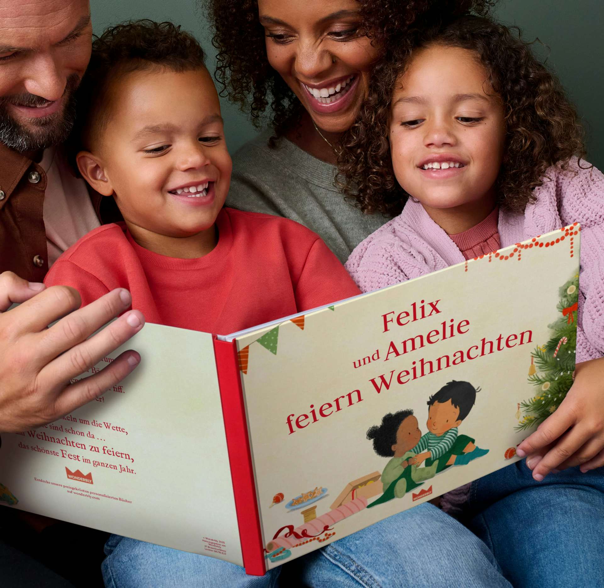 Zwei Kinder und ihre Eltern lesen das personalisierte Buch