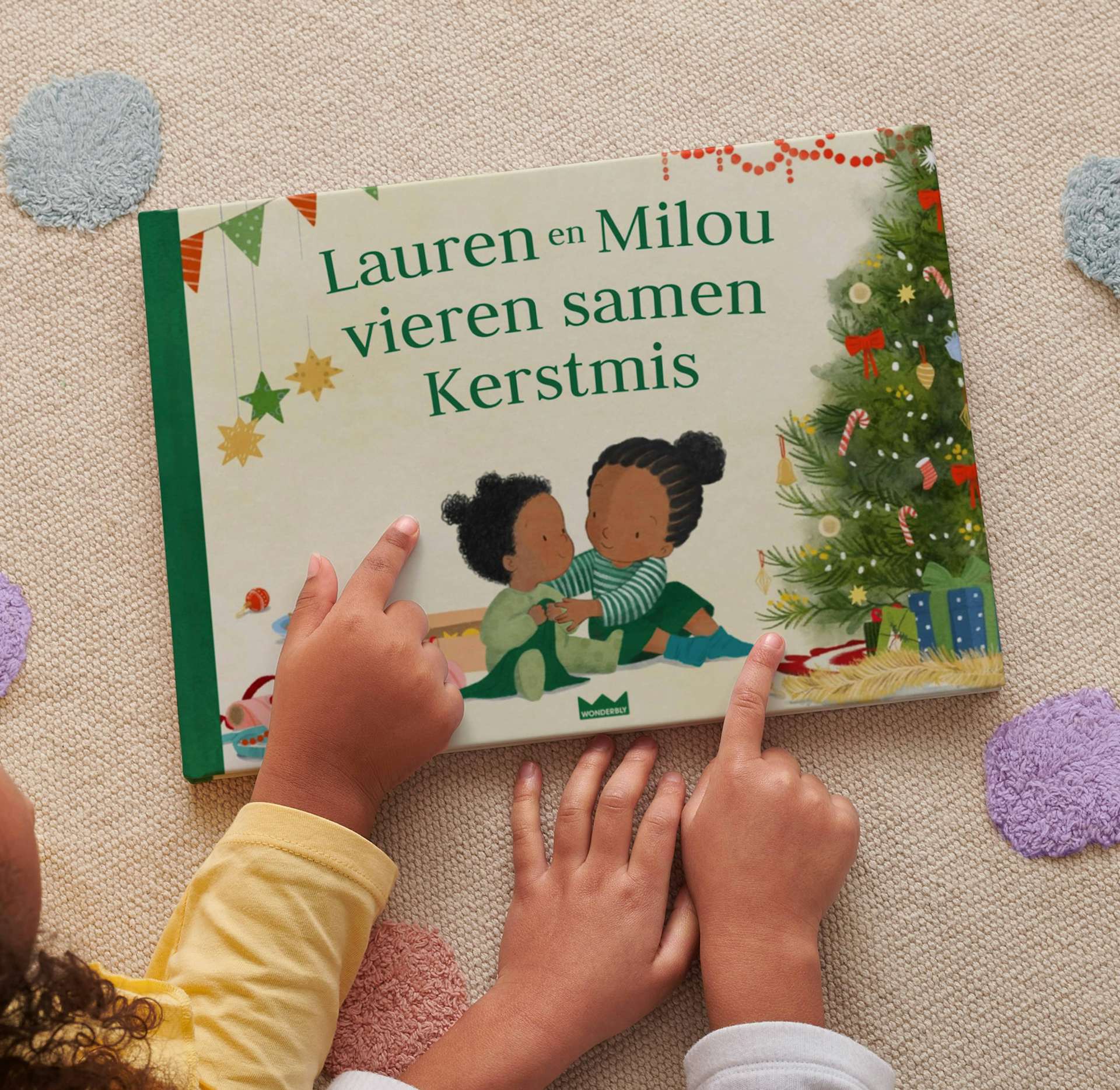Kinderen die naar hun gepersonaliseerde boek wijzen