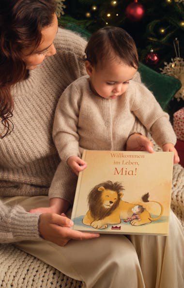 Mutter und Kind beim Lesen des personalisierten Buches