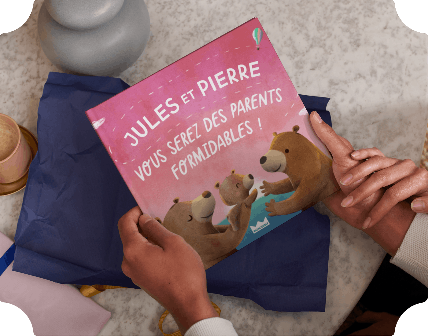 Un couple avec le livre personnalisé