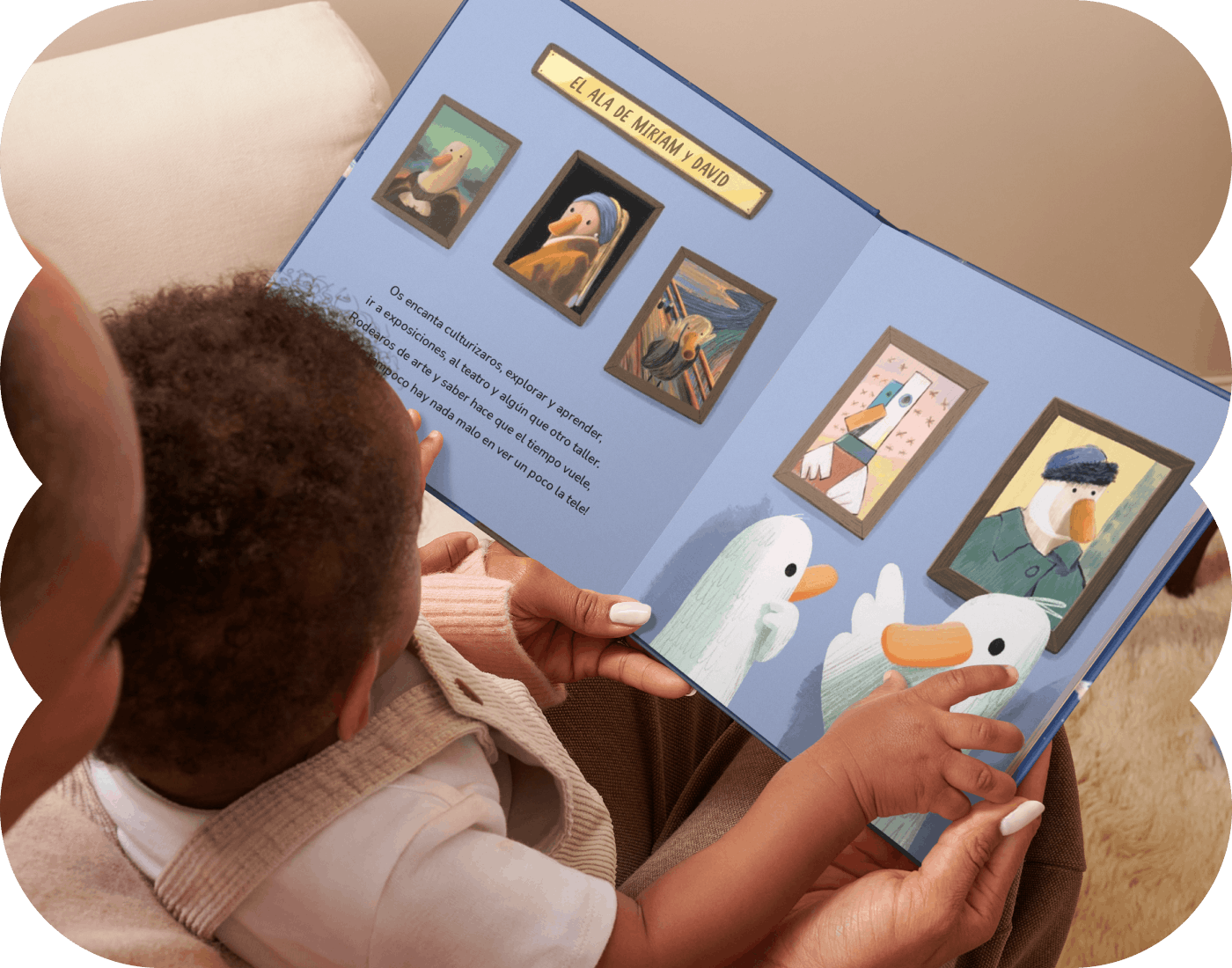 Un niño y su madre leyendo un libro personalizado