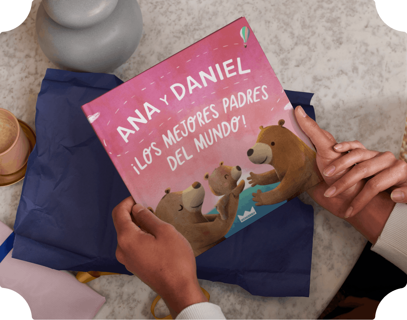 Dos manos sujetando un libro personalizado abierto